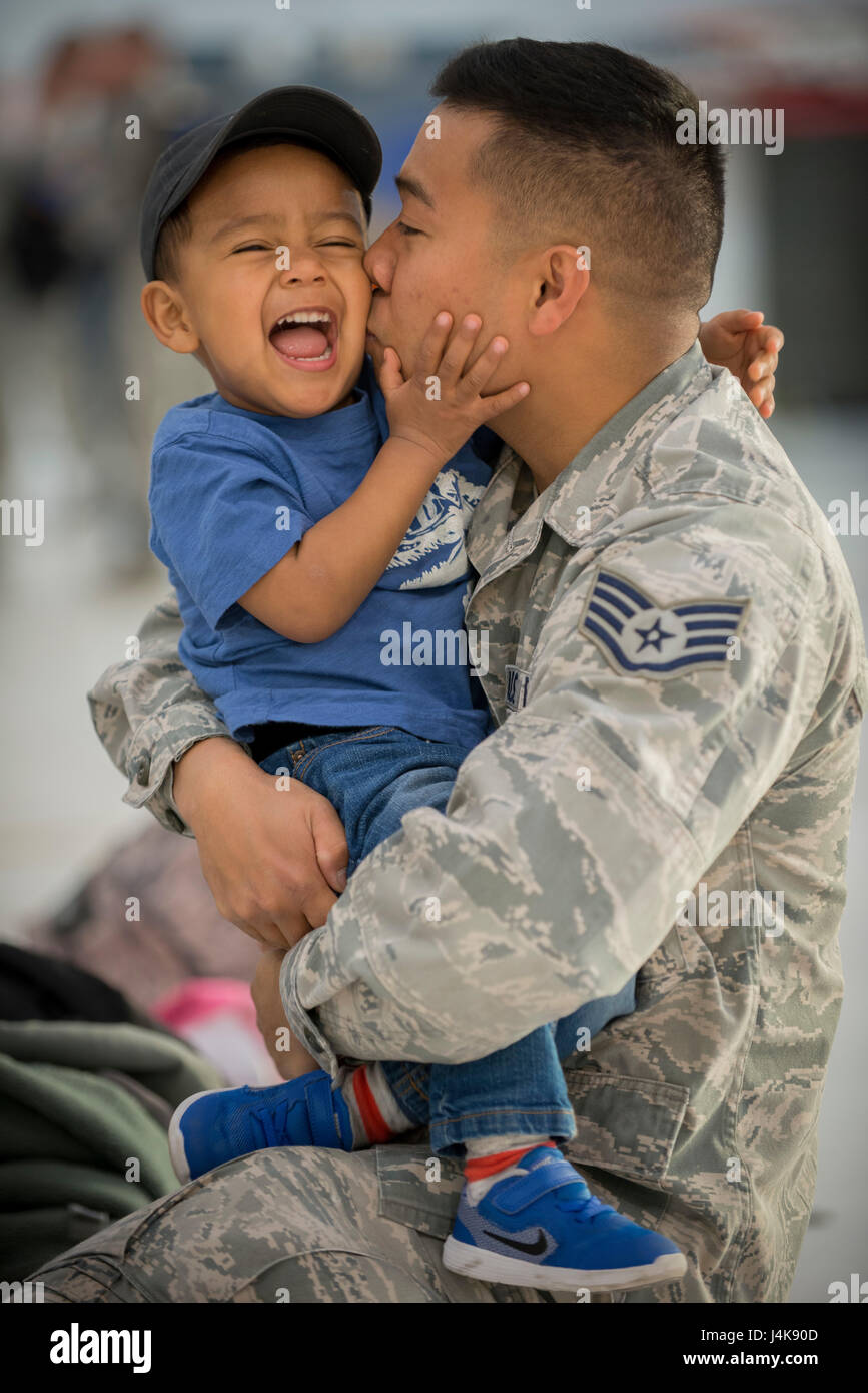 Le s.. Alan Cabonilas du Colorado Air National Guard's 140e Escadron de maintenance des aéronefs, dit au revoir à son fils Jude avant qu'il écarte de Buckley AFB, Colorado, le 5 mai 2017. Environ 250 aviateurs du Colorado Air National Guard avec aile du 140E 12 F-16 Fighting Falcon sont partant à Kadena Air Base, le Japon pour un déploiement à l'appui des forces américaines du Pacifique Theatre de mesures de sécurité. (U.S. Air National Guard photo par le Sgt. Wolfram M. Stumpf/libérés) Banque D'Images