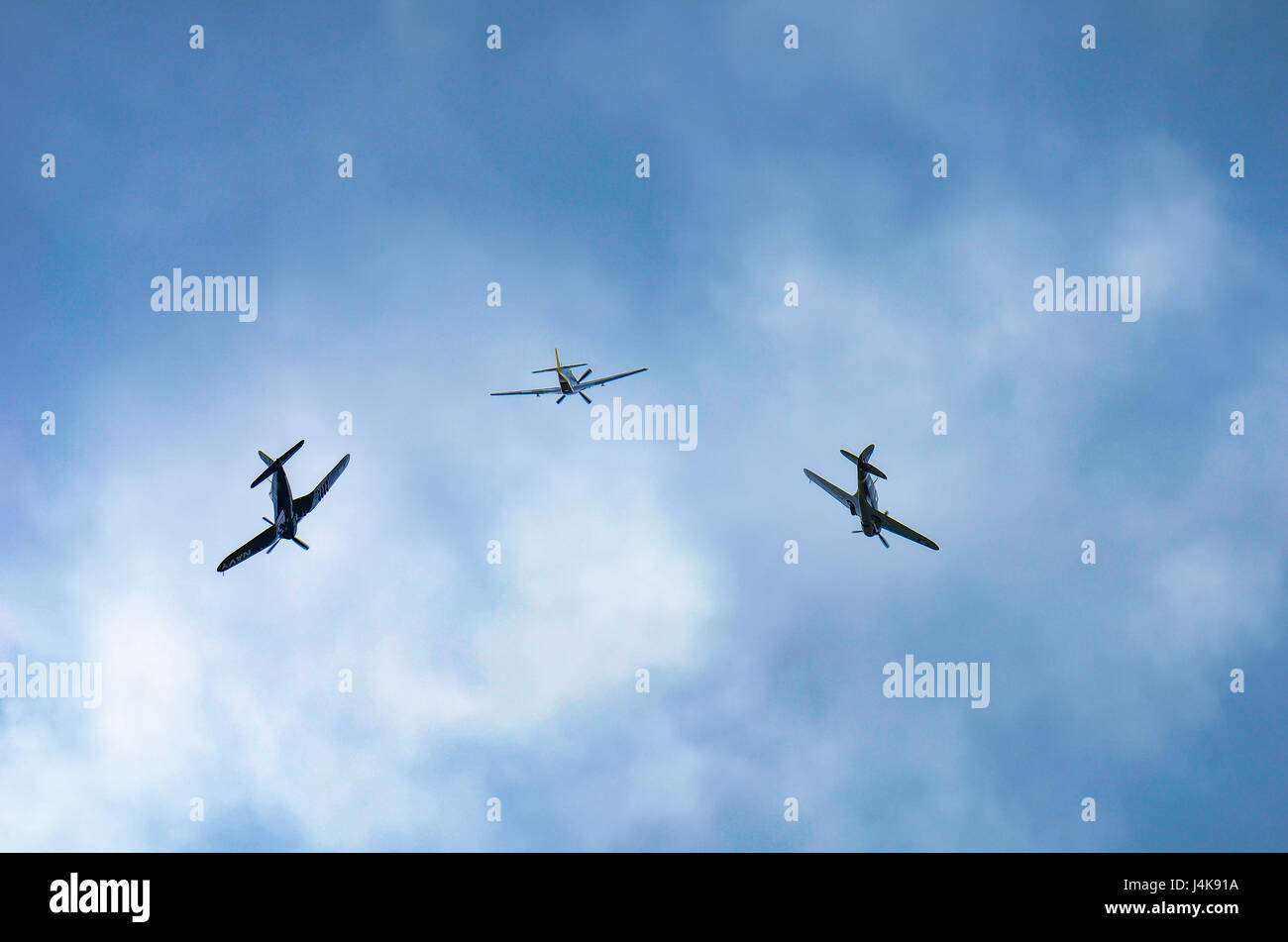 Vol du patrimoine du F4U-4, P-40 Warhawk et le P-51 Mustang volée pendant la garde nationale de Caroline du Sud et la masse de l'air Expo à McEntire Joint National Guard Base, Caroline du Sud, le 5 mai 2017. Cette expo est une démonstration des capacités de la Garde nationale de Caroline du Sud, aviateurs et soldats en disant merci pour le soutien des collègues sud Carolinians et la communauté environnante. (U.S. Air National Guard photo de Tech. Le Sgt. Nicole Szews) Banque D'Images