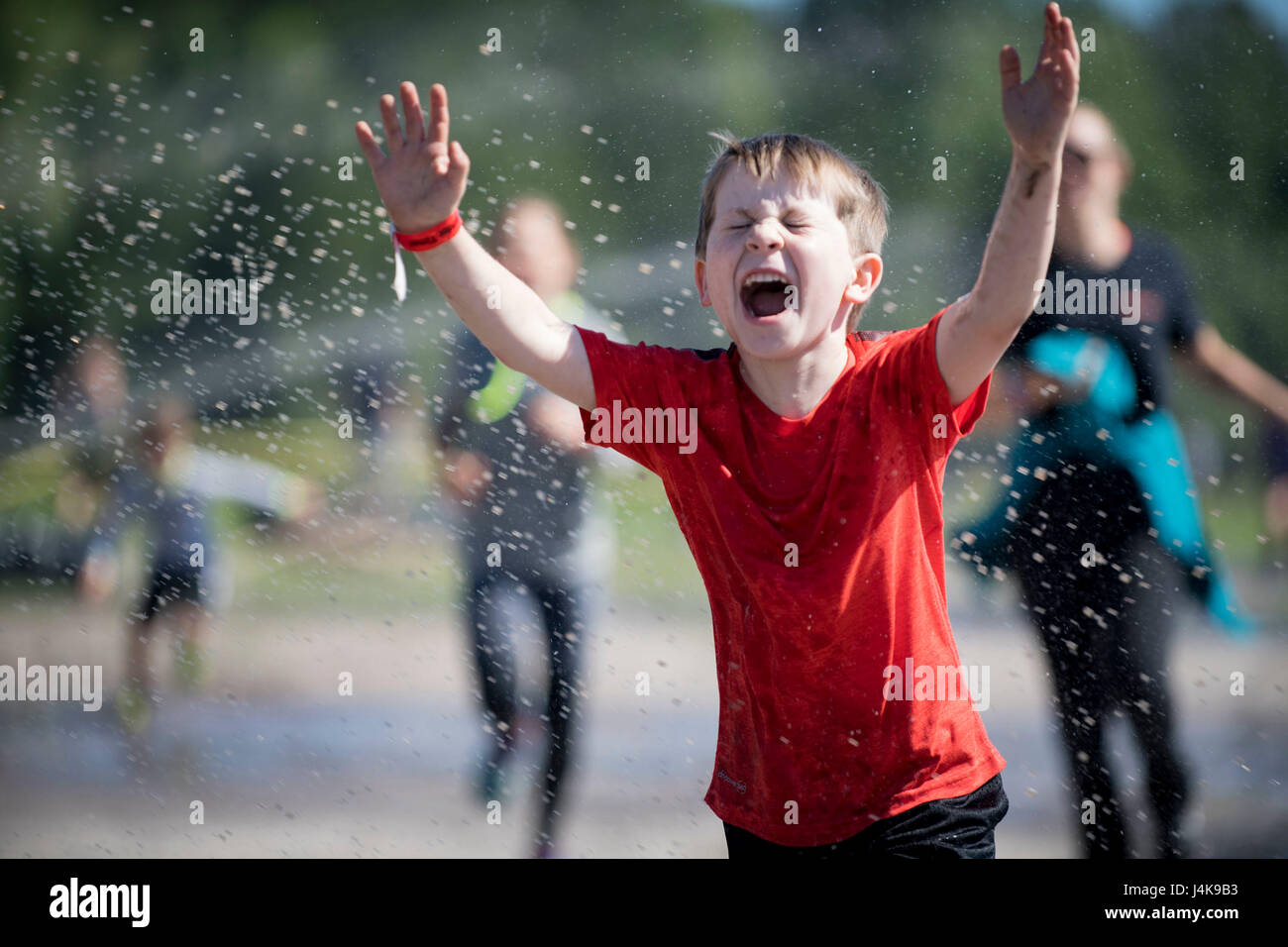 Un enfant participant se précipite dans l'eau au cours de l'Assemblée Moody Mud Run, le 6 mai 2017, dans la région de Ray City, Ga, la quatrième édition annuelle de la boue Moody comprenait des cours adultes et enfants qui ont remis en question plus de 600 participants avec des obstacles plus de 4,2 kilomètres. (U.S. Air Force photo par un membre de la 1re classe Daniel Snider) Banque D'Images