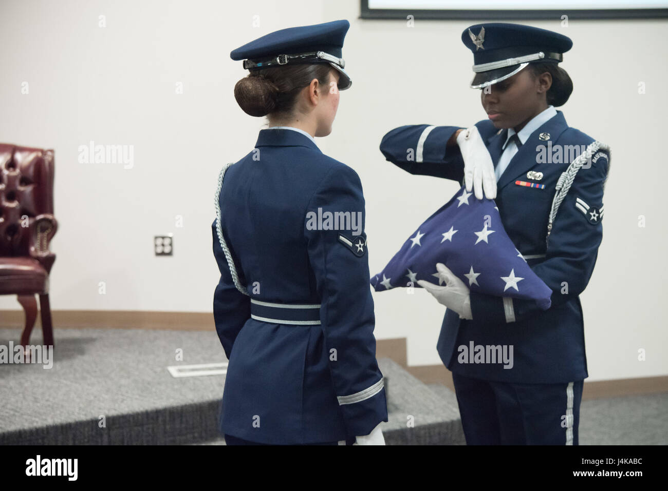 Les membres de la garde d'honneur de Keesler effectuer un pliage du drapeau lors de la cérémonie de la cérémonie de la retraite du colonel Michael Manion, ancien commandant de la 403e, le 7 mai 2017 à la base aérienne de Keesler, Mississippi. (U.S. Air Force photo/Le s.. Heather Heiney) Banque D'Images