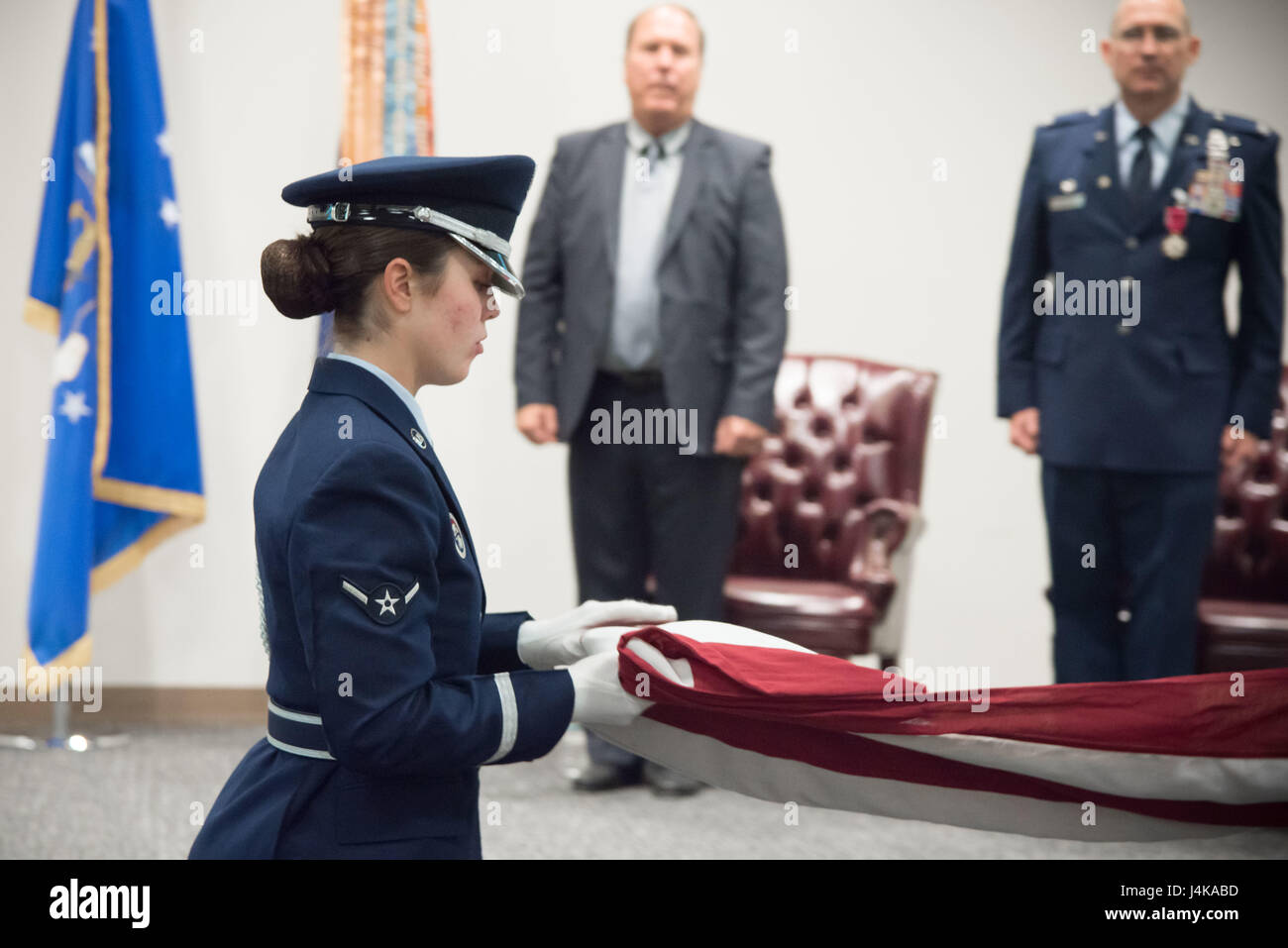 Les membres de la garde d'honneur de Keesler effectuer un pliage du drapeau lors de la cérémonie de la cérémonie de la retraite du colonel Michael Manion, ancien commandant de la 403e, le 7 mai 2017 à la base aérienne de Keesler, Mississippi. (U.S. Air Force photo/Le s.. Heather Heiney) Banque D'Images