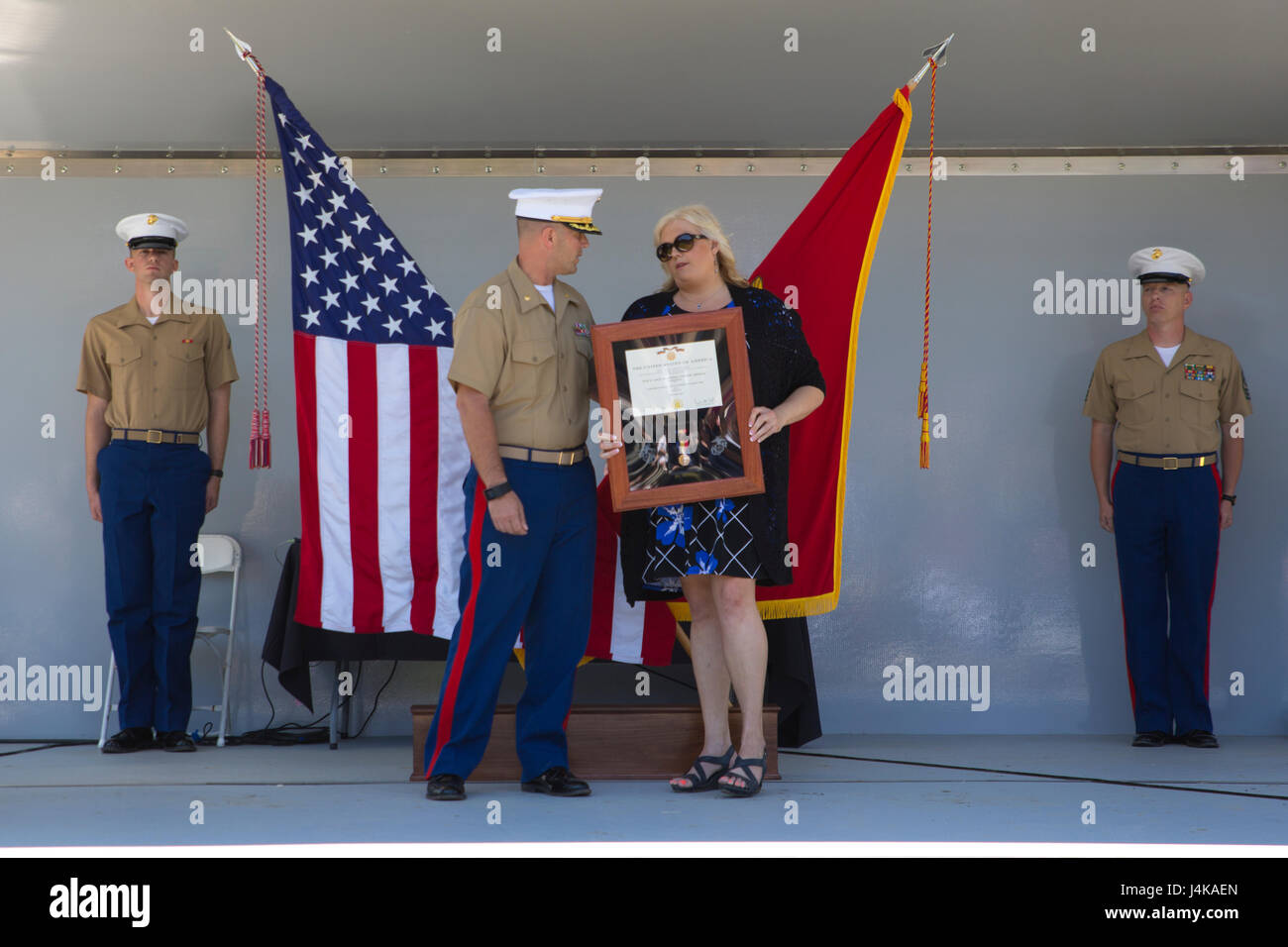 CHATTANOOGA, Tennessee - Le Major Chris Coton, commandant du poste de recrutement, Montgomery donne la Médaille de la Marine et du Corps de Lorri Wyatt, épouse du Sergent. David Wyatt, à Ross's Landing à Chattanooga, au Tennessee, le 7 mai 2017. Le coton est l'ancienne batterie pour Inspector-Instructor M, 3e Bataillon, 14e Régiment de Marines, 4e Division de marines, marines, l'unité de la Réserve des Forces canadiennes que Wyatt a été affectée. (U.S. Marine Corps Photo par Lance Cpl. Niles Lee/libérés) Banque D'Images