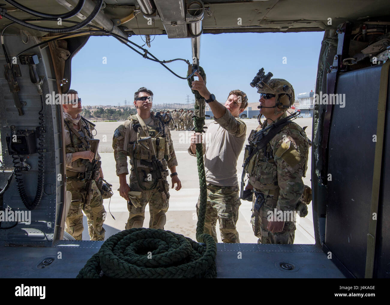 AMMAN, JORDANIE (7 mai 2017) Les membres de l'Armée de l'Air Opération spéciale's 23rd Special Tactics Squad inspecter l'équipement avant un exercice rapide à la corde à Amman, Jordanie pendant 2017 lion avide. Lion avide est un exercice annuel le Commandement central américain en Jordanie visant à renforcer les relations militaires entre les Etats-Unis, la Jordanie et d'autres partenaires internationaux. La nouvelle édition se compose d'environ 7 200 militaires provenant de plus de 20 nations qui permettra de répondre aux scénarios impliquant la sécurité des frontières, de commandement et de contrôle, de la cyberdéfense et de la gestion de l'espace de combat. (U.S. Marine p Banque D'Images