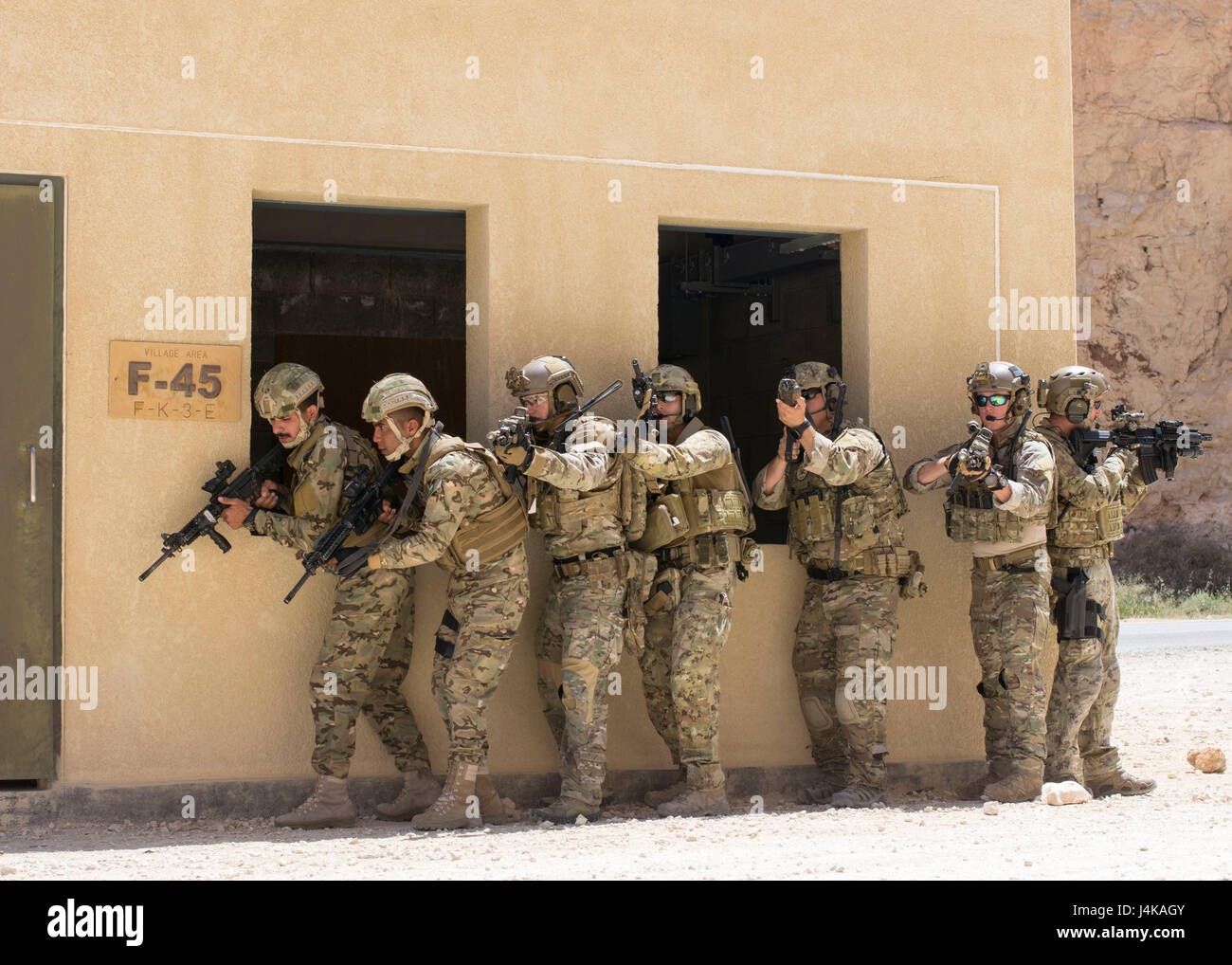 AMMAN, JORDANIE (8 mai 2017) Les membres de l'Armée de l'Air Opération spéciale's 23rd Special Tactics Squad et participer à des forces spéciales jordaniennes petite unité tactique au Roi Abdullah II Centre de formation d'opérations spéciales à Amman, Jordanie pendant 2017 lion avide. Lion avide est un exercice annuel le Commandement central américain en Jordanie visant à renforcer les relations militaires entre les Etats-Unis, la Jordanie et d'autres partenaires internationaux. La nouvelle édition se compose d'environ 7 200 militaires provenant de plus de 20 nations qui permettra de répondre aux scénarios impliquant la sécurité aux frontières, com Banque D'Images