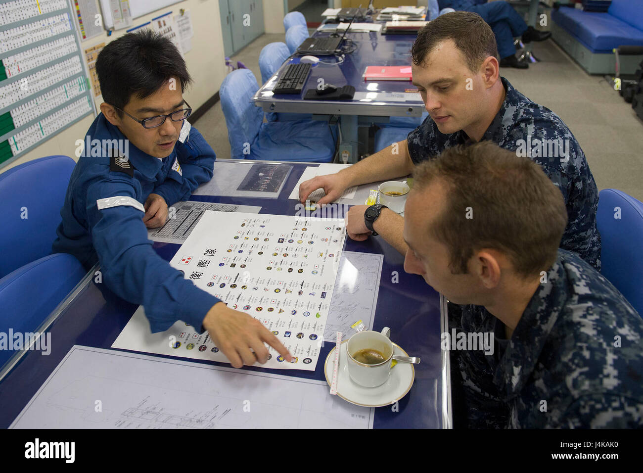 170507-N-ZW825-195 Mer de Chine du Sud (7 mai 2017) Le Japon d'autodéfense maritime (JMSDF) Spécialiste des opérations en chef Akira Ito parle avec le spécialiste des opérations en chef Marcus Mitchell, d'Auburn, Alabama, et spécialiste des opérations 1re classe Jacob Jennings, de Tulsa, Oklahoma, au cours d'une visite au navire JMSDF Izumo (DDH 183 JS) par classe Arleigh Burke destroyer lance-missiles USS Sterett (DDG 104) et 31 destroyers marins. Sterett de destroyers et 31 font partie de la surface d'Sterett-Dewey Action Group et est le troisième déploiement groupe opérant sous le commandement et le contrôle construire appelée 3r Banque D'Images