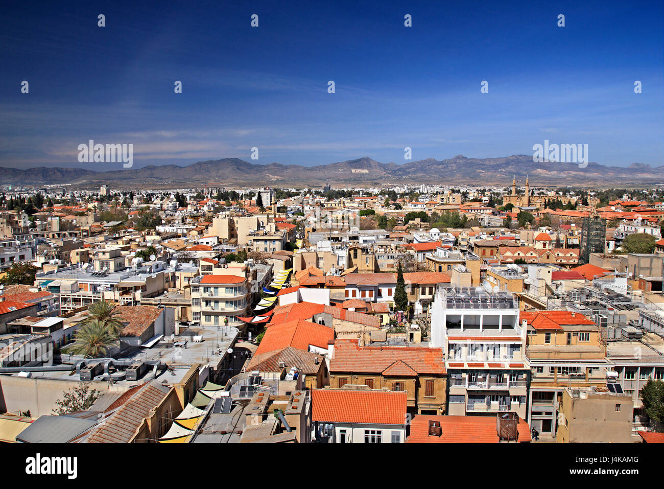 Vue sur les deux côtés de Nicosie (Lefkosia), la dernière capitale divisée du monde de Shacolas (ou 'iakolas'), Chypre. Banque D'Images