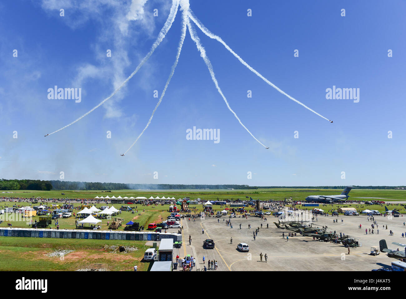 L'équipe de voltige Aeroshell effectue au cours de la Garde nationale de Caroline du Sud et la masse de l'air Expo à McEntire Joint National Guard Base, Caroline du Sud, le 7 mai 2017. Cette expo est une démonstration des capacités de la Garde nationale de Caroline du Sud, aviateurs et soldats en disant merci pour le soutien des collègues sud Carolinians et la communauté environnante. (U.S. Photo de la Garde nationale aérienne Aviateur Senior Megan Floyd) Banque D'Images