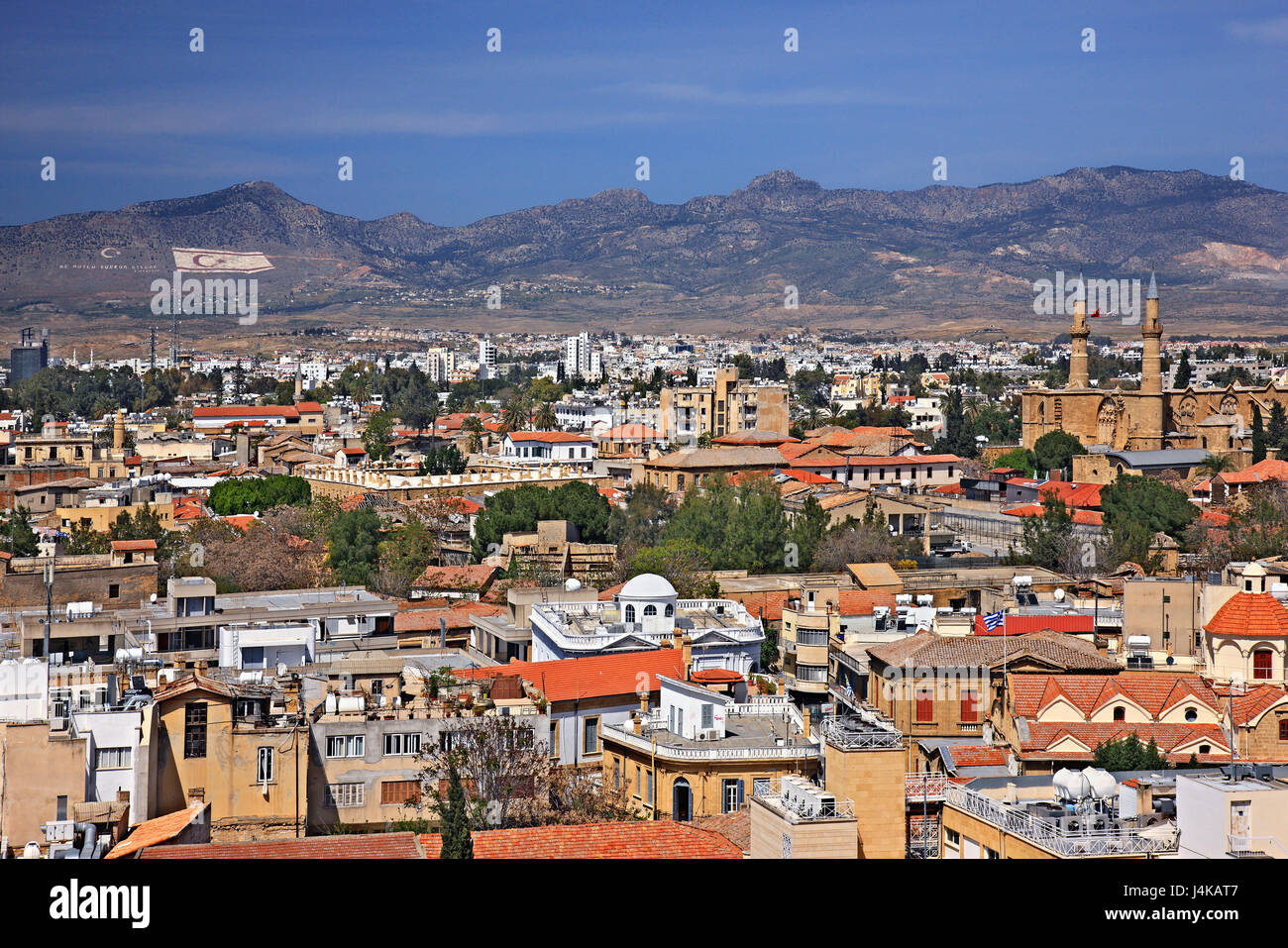 Vue sur les deux côtés de Nicosie (Lefkosia), la dernière capitale divisée du monde de Shacolas (ou 'iakolas'), Chypre. Banque D'Images