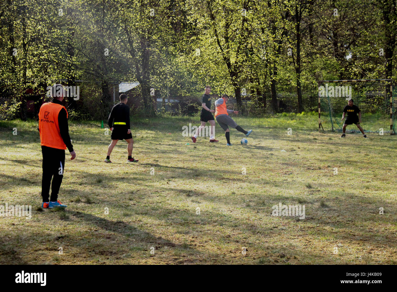 Des soldats américains jouent au football avec les élèves de Gen Jozefa Bema, lors d'une journée de soccer dans Bemowo Piskie Mai 8. Les soldats ont été invités à l'école intermédiaire local pour profiter de quelques jeux de foot avec les étudiants de l'école. L'unique formation d'américains, britanniques et soldats roumains sont en service avec Polish 15e Brigade mécanisée de soldats comme une force de dissuasion dans le nord-est de la Pologne à l'appui de l'OTAN vers l'amélioration de la présence. (U.S. Photo de l'armée par la FPC. Brandon Shiplett/libérés) Banque D'Images