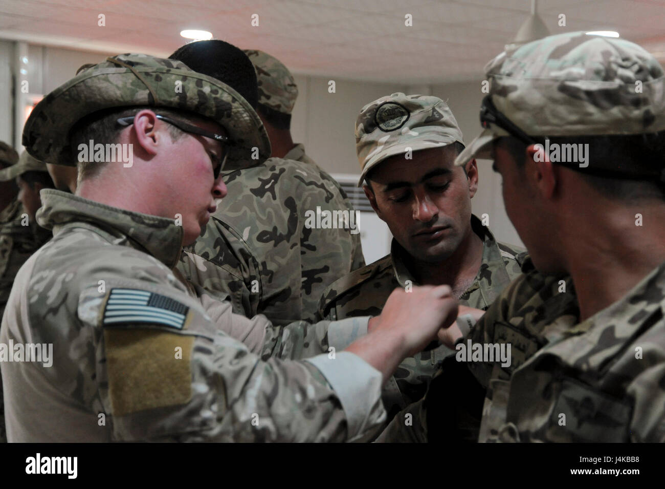 AMMAN, JORDANIE (8 mai 2017) attribués à des soldats des Forces armées jordaniennes Task force spéciale, 101 aviateurs et affectés à l'opération spéciale de l'US Air Force's 23 Special Tactics Squadron, participer à la formation de Combat tactique au King Abdullah II Centre de formation d'opérations spéciales, dans le cadre de l'exercice lion avide. Lion avide est un exercice annuel le Commandement central américain en Jordanie visant à renforcer les relations militaires entre les Etats-Unis, la Jordanie et d'autres partenaires internationaux. La nouvelle édition se compose d'environ 7 200 militaires provenant de plus de 20 nat Banque D'Images