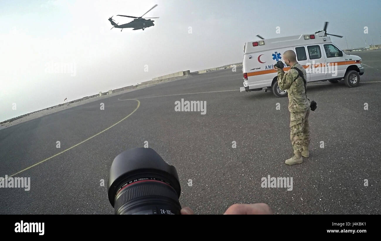 Le Sgt. Christopher Bigelow, un sous-officier des affaires publiques avec la 316e Commandement de soutien (soutien expéditionnaire), 1ère commande (théâtre), (droit), photographies un UH-60 Blackhawk et MV-22 Osprey lors d'une formation conjointe des opérations de sauvetage avec les Marines du milieu marin de l'escadron à rotors basculants - 364 (VMM-364), au Camp Arifjan, au Koweït, le 8 mai 2017. (U.S. Photo de l'armée par le sergent. Dalton Smith) Banque D'Images