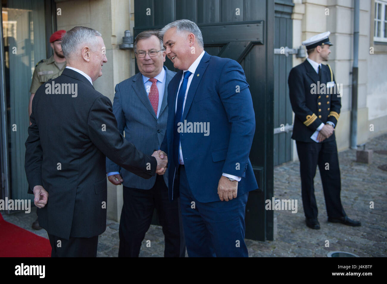 Le Secrétaire de la Défense Jim Mattis et ministre de la défense danois Claus Hjort Frederiksen bienvenue Mark Mitchell, nouveau ministre de la défense de la Nouvelle-Zélande, d'une Coalition mondiale sur la défaite d'ISIS réunion à Eigtveds Pakhus à Copenhague, Danemark, 9 mai 2017. (DOD photo par le sergent de l'US Air Force. Jette Carr) Banque D'Images