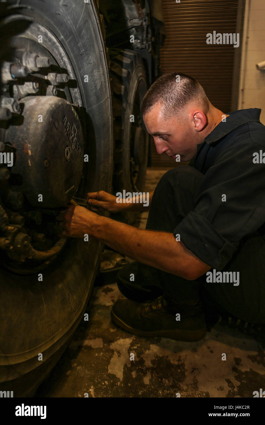 Le Corps des Marines des États-Unis. Christopher Bouma, Maintenance Automobile Technicien, 2e Bataillon de soutien des transports (BST), Lutter contre 2, 2e Régiment Logistique Marine Logistics Group, la réparation d'un pneu sur un terrain difficile-Container au cours d'une inspection de serviceablity sur Camp Lejeune, N.C., 9 mai 2017. 2ème BST a effectué l'inspection pour s'assurer il est prêt à soutenir l'exercice de poste de commandement III. (U.S. Marine Corps photo par Lance Cpl. Tyler W. Stewart) Banque D'Images