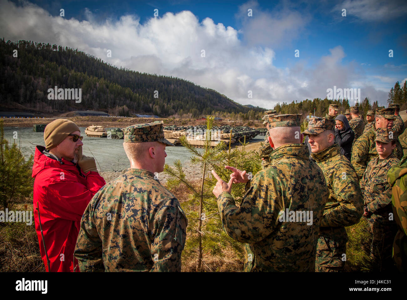 Le lieutenant-général John Wissler, centre, commandant du Corps des Marines américains, parle avec les Marines tout en donnant sur un domaine où l'Assemblée générale Programme de prépositionnement du Corps des Marines de la Norvège (MCPP-N) l'équipement est mis en scène. MCPP-N permet l'agrégation d'une rapide, agile, crédible et souple la masse d'Air Maritime Task Force et crée des options opérationnelles et stratégiques pour la défense de l'OTAN et de pays partenaires. (U.S. Marine Corps photo par le Cpl. Emily Dorumsgaard) Banque D'Images