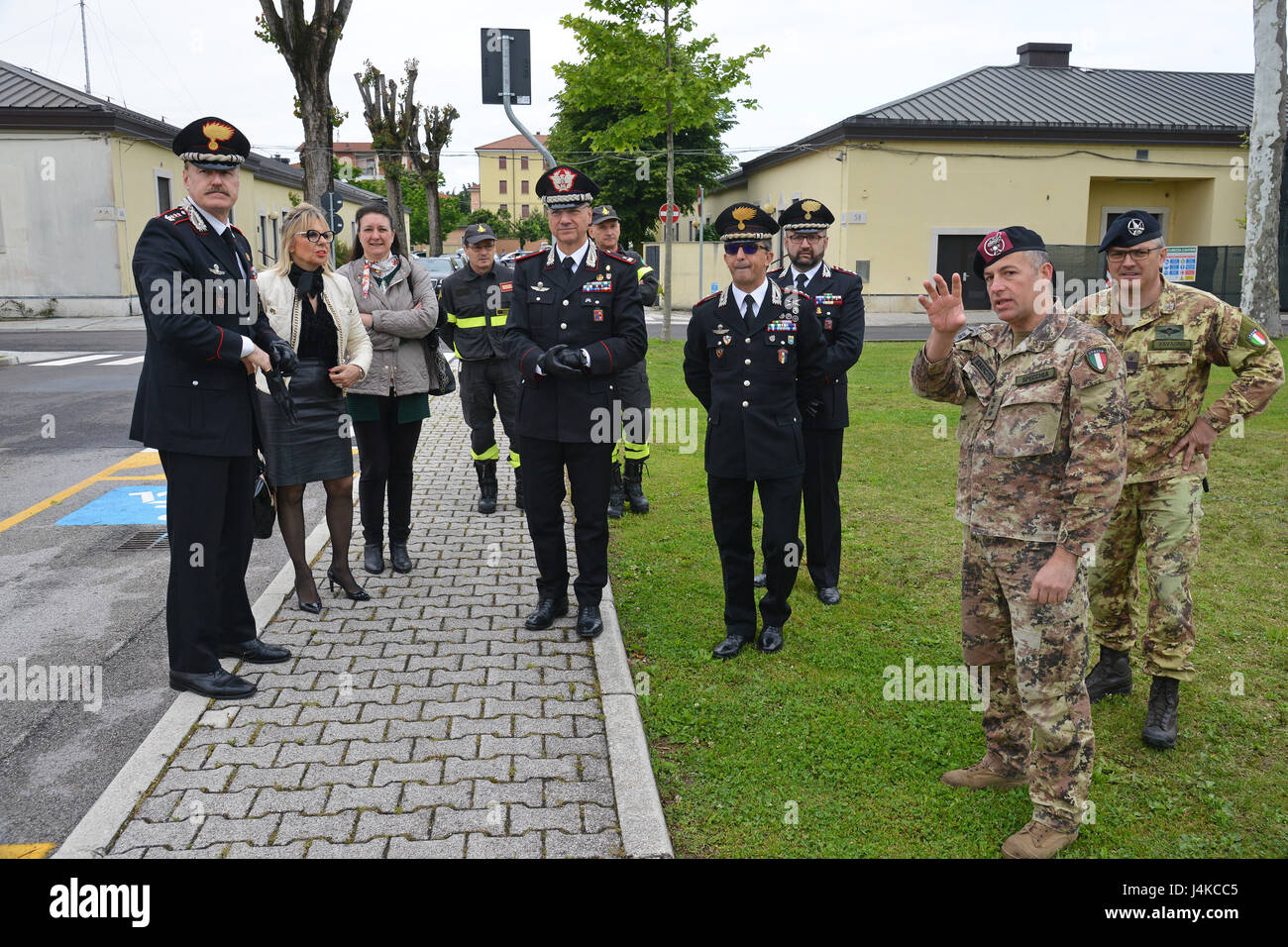 (À partir de la droite) Le capitaine Marco Specchia de l'armée italienne, expliquer l'exercice à la dix. Le colonel Lucio Merlo, commandant de la SETAF des Carabiniers, le général de brigade commandant Gala Giuseppe La Legione Veneto , Dott.ssa Renata Carletti Vice Prefetto di Vicenza et le Colonel Alberto Santini, commandant Carabinieri Provincia Vicenza, au cours de l'exercice d'intervention, le lion de la communauté militaire de Vicenza a mené son lion à pleine échelle Shake '17 exercice sur Caserma Ederle Vicenza, Italie, le 10 mai 2017. Le but de l'exercice annuel d'entraînement était de tester et valider la protection de la Force et des plans de gestion des urgences Banque D'Images