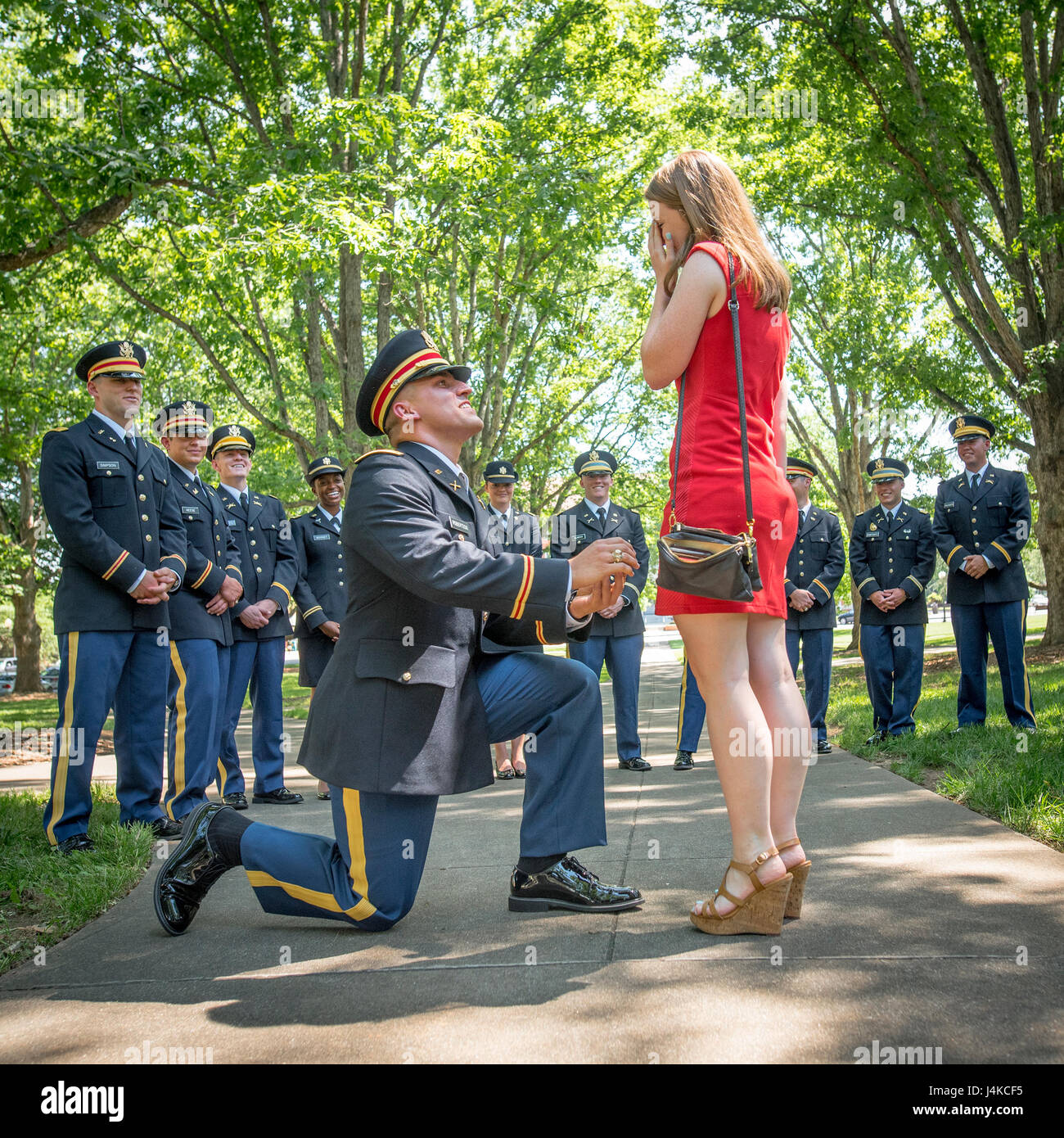 Tout nouveau lieutenant de l'armée américaine Allen Robertson propose à sa petite amie, Chelsea Campbell, immédiatement après son Université Clemson Corps de formation des officiers de la réserve de cérémonie de mise en service, le 10 mai 2017. Les deux se sont rencontrés alors qu'ils étaient étudiants à Clemson et les diplômés de cette semaine. Robertson, qui est originaire de Mooresville, N.C., a obtenu un diplôme en comptabilité à Clemson et sa première affectation sera avec à Fort Campbell, Ky. avec la 101e Division aéroportée. Campbell, de Fort Mill, S.C., a obtenu son diplôme en psychologie. (U.S. Réserve de l'armée photo prise par le s.. Ken Scar) Banque D'Images