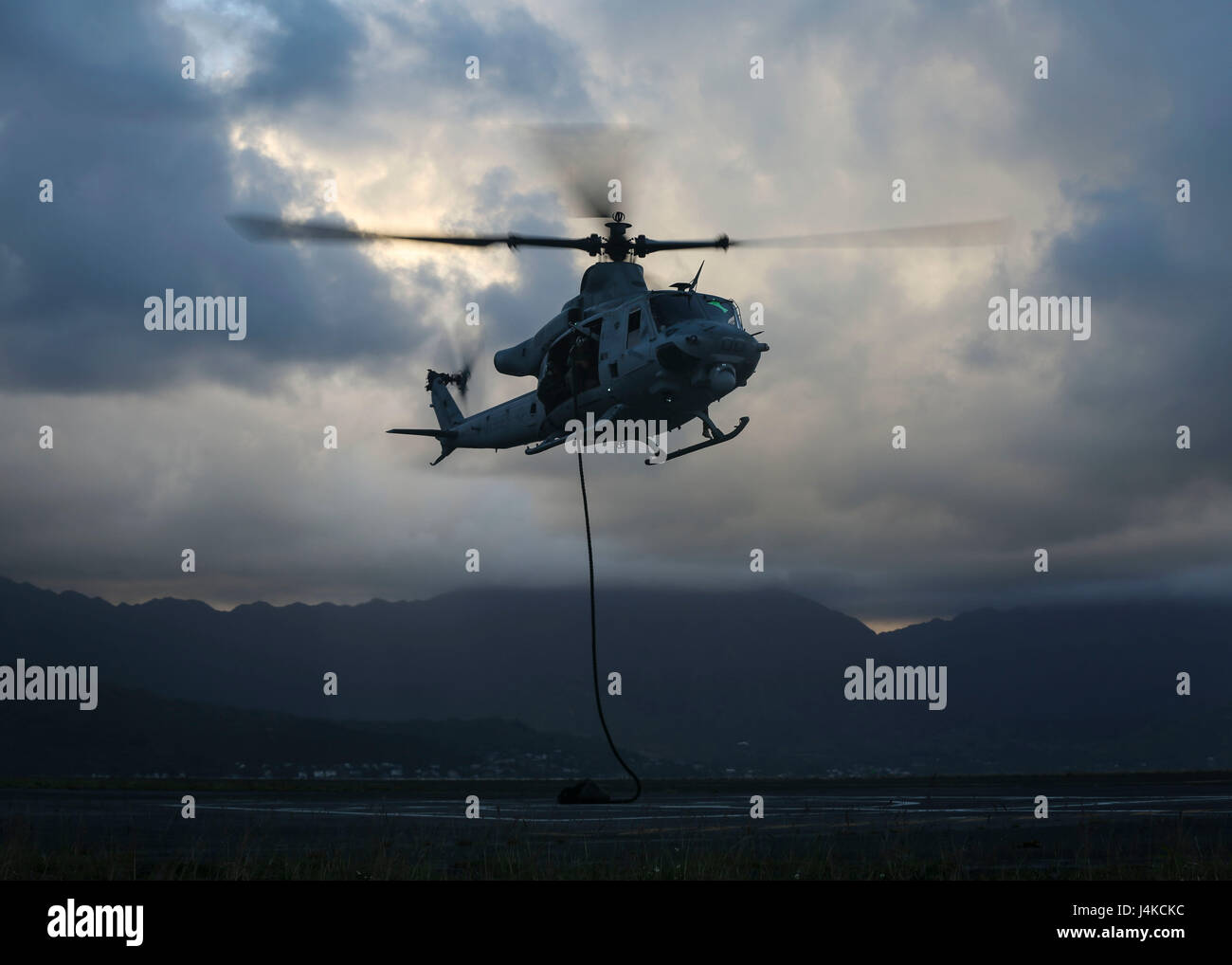 Les joints avec le Groupe des opérations spéciales de la Marine 3 repousser d'un Huey UH-1Y affectés à l'Escadron d'hélicoptères d'attaque légère Marine 367 à la zone d'atterrissage à bord Westfield Marine Corps Air Station Kaneohe Bay le 10 mai 2017. La mission de HMLA-367 est de soutenir le milieu marin les commandant de la Force opérationnelle en fournissant un appui aérien offensif, escorte armée et les armes d'appui de la coordination, de jour ou de nuit, sous toutes les conditions météorologiques au cours de force expéditionnaire, joint, ou des opérations combinées. (U.S. Marine Corps photo par le Cpl. Zachary Orr) Banque D'Images