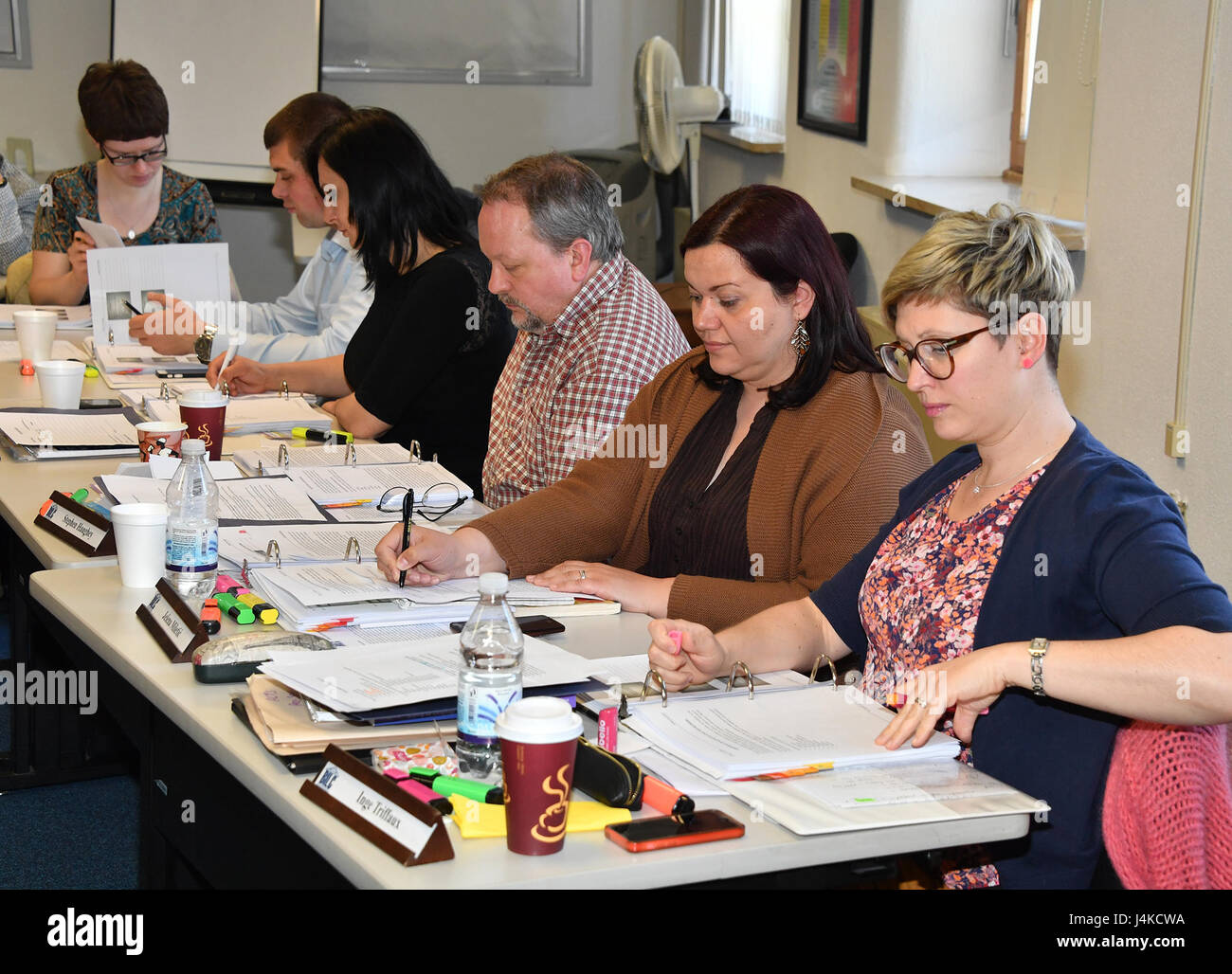 Les moniteurs de langue de 13 pays de l'OTAN et les pays partenaires dans un travail avancé de trois semaines au séminaire d'évaluation linguistique George C. Marshall Centre européen d'études de sécurité de l' Partenaire Centre de formation linguistique de l'Europe (PLTCE). Le cours est conçu pour améliorer les communications entre partenaires dans l'alliance de l'OTAN. Étant donné que le cours a été lancé en 2010, le classe PLTCE ALTS a formé 106 testeurs de 31 pays. Centre Marshall (photo par KarlHeinz Wedhorn) Banque D'Images Les moniteurs de langue de 13 pays de l'OTAN et les pays partenaires dans un travail avancé de trois semaines au séminaire d'évaluation linguistique George C. Marshall Centre européen d'études de sécurité de l' Partenaire Centre de formation linguistique de l'Europe (PLTCE). Le cours est conçu pour améliorer les communications entre partenaires dans l'alliance de l'OTAN. Étant donné que le cours a été lancé en 2010, le classe PLTCE ALTS a formé 106 testeurs de 31 pays. Centre Marshall (photo par KarlHeinz Wedhorn) Banque D'Images