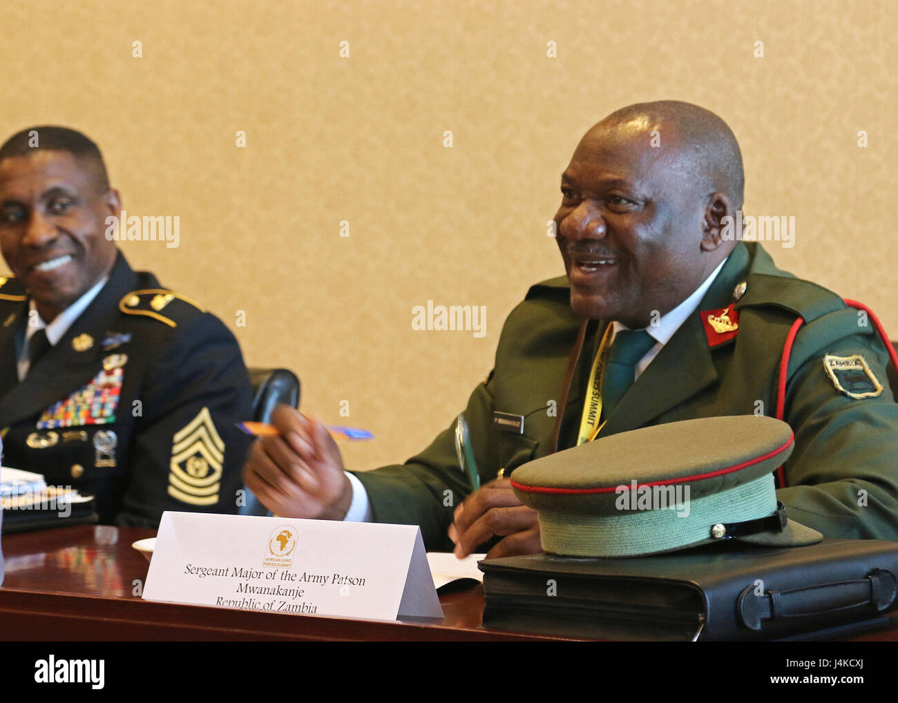 Le Sgt. Le major de l'Armée de terre Mwanakanje Patson, le sous-officier de l'Armée de la République de la Zambie, partage son point de vue des responsabilités sous-officier enrôlé avec de hauts dirigeants militaires de neuf pays à travers le continent africain et aux entreprises américaines au cours du premier sommet de la Force terrestre de l'Afrique de l'enrôle Senior Programme, à Lilongwe, Malawi, 11 mai 2017. ALFS est chaque année un séminaire d'une semaine, réunissant les chefs de la force terrestre à travers l'Afrique pour un dialogue sincère pour discuter et élaborer des solutions concertées aux défis régionaux et transrégionaux et menaces. (U.S. Photo de l'armée par le Sgt. Paige Beh Banque D'Images