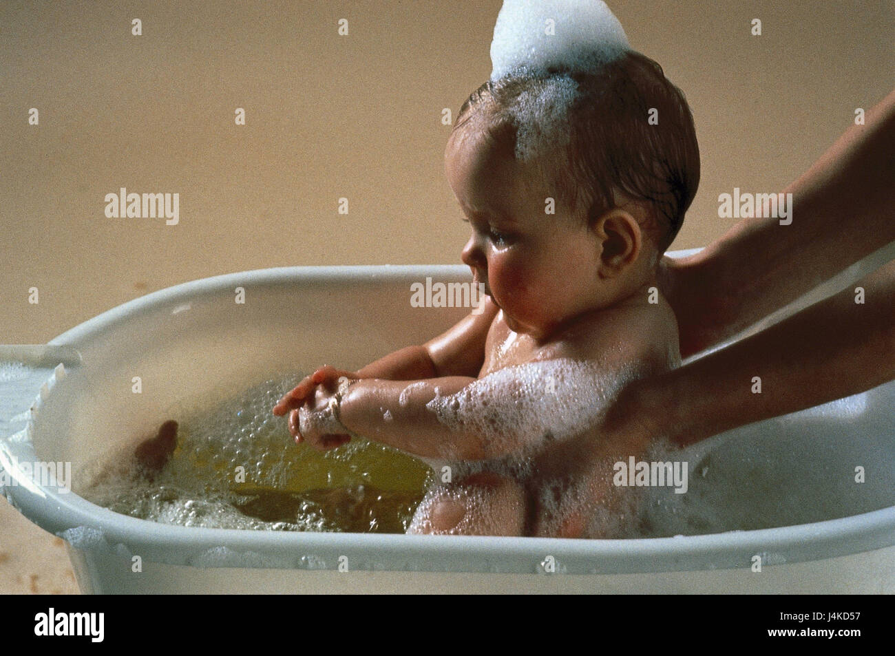 Baignoire Bebe Mere Detail Mains Bebe D Une Baignoire A L Interieur A La Maison Enfant Nourrisson Baignoire Bain A Bulles Bain A Remous Baignoire Bebe Mousse Mousse Soins Bebe Soins Hygiene Soins Personnels