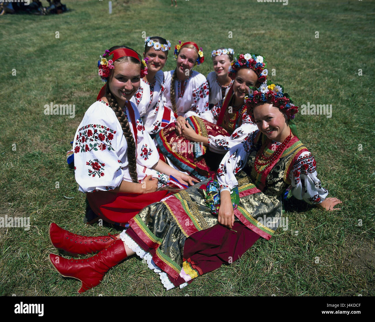 L'Ukraine, pré, femmes, groupe national de costume national, photo à l'extérieur, six, les jeunes, le folklore, la culture, en ukrainien, vêtements, traditionnellement, costume national, tradition, folklore, vêtements, coiffures Banque D'Images