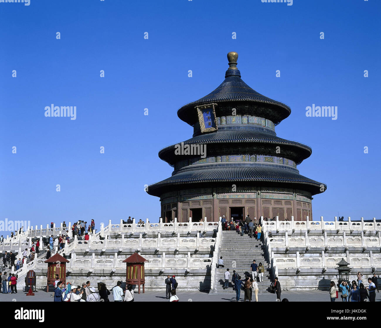 La Chine, Beijing, cieux autel Tiantan, hall de la récolte, de la prière 'Qinian Dian', en hausse, visiteur, Beijing, autel, Imperial, 'ciel stamp', escaliers, l'architecture, en chinois, de manière classique, en terrasses, ville de l'extérieur, point d'intérêt, structure, architecture, foi, religion, culture, tourisme, Banque D'Images