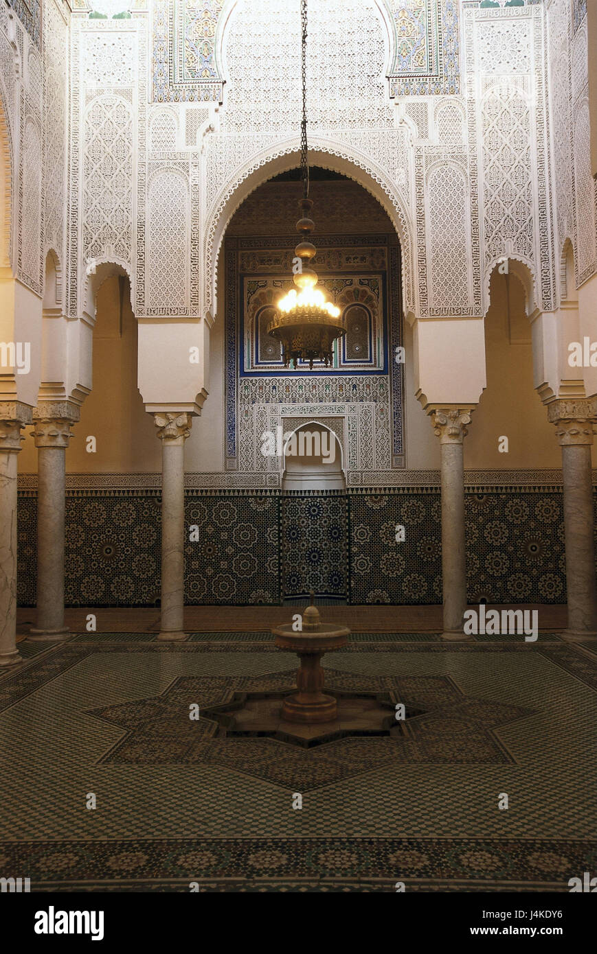 Maroc, Meknès, Moulay Ismail Mausolée, tombeau, cour intérieure de l'Afrique, au centre provincial de la construction, sacrée, tombe, d'un mausolée, tombeau, structure, hall, piliers, portique, mosaïque, mosaïque, de la culture, de l'endroit d'intérêt, à l'intérieur Banque D'Images