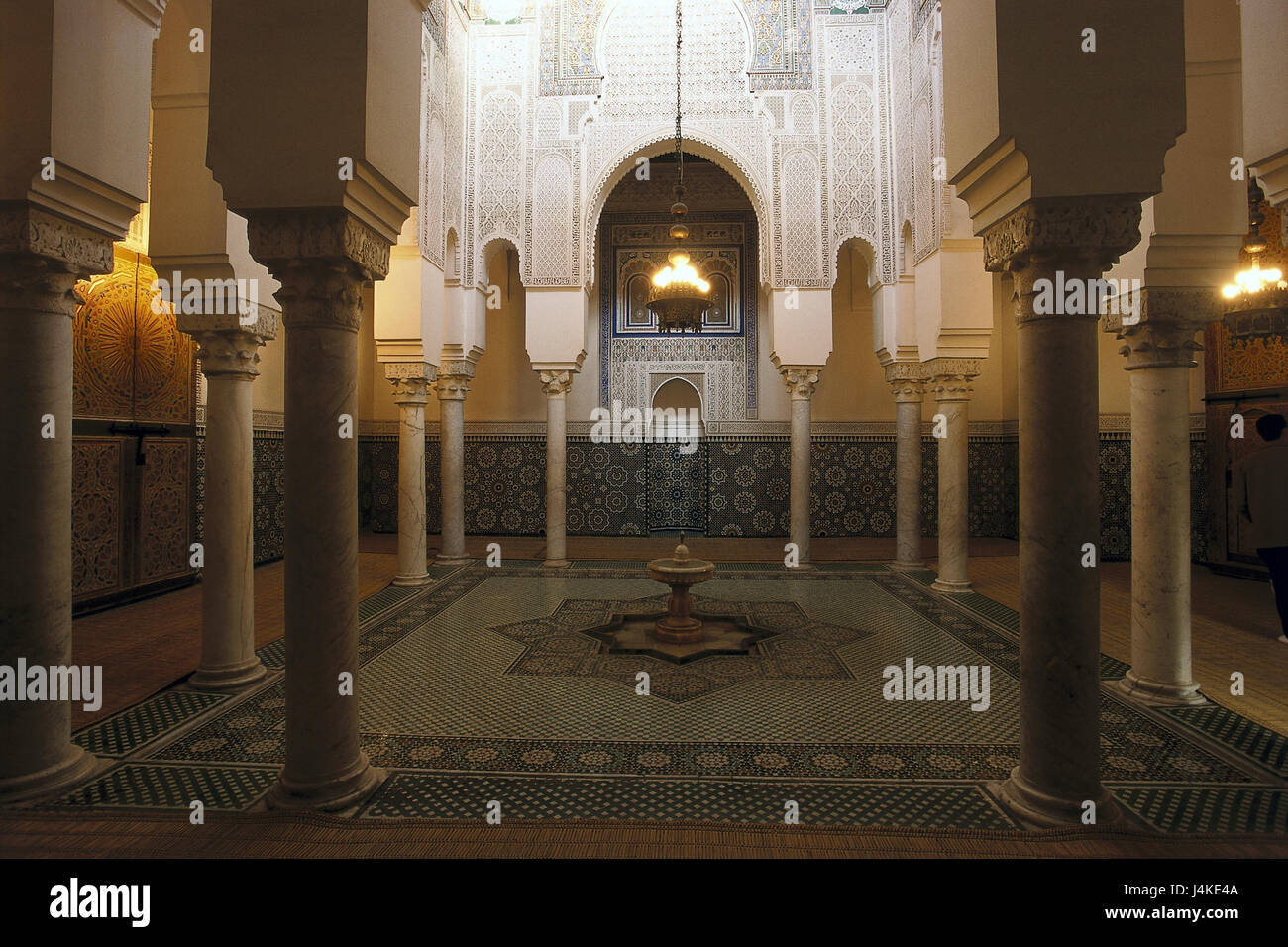 Maroc, Meknès, Moulay Ismail Mausolée, tombeau, cour intérieure de l'Afrique, au centre provincial de la construction, sacrée, tombe, d'un mausolée, tombeau, structure, hall, piliers, portique, mosaïque, mosaïque, de la culture, de l'endroit d'intérêt, à l'intérieur Banque D'Images