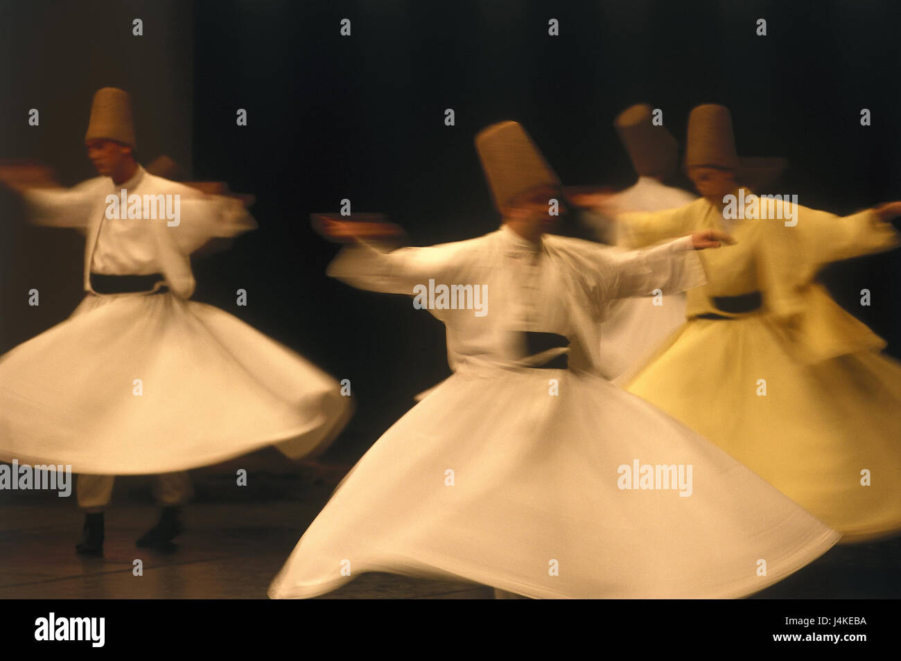 La Turquie, Konya, les derviches, danse, Inneranatolien dance group, groupe de folklore, folklore, les hommes, le Derviche danse, danse, tradition, traditions, compensation Soufi rouleau, performance, show, motion, motion blur, à l'intérieur Banque D'Images