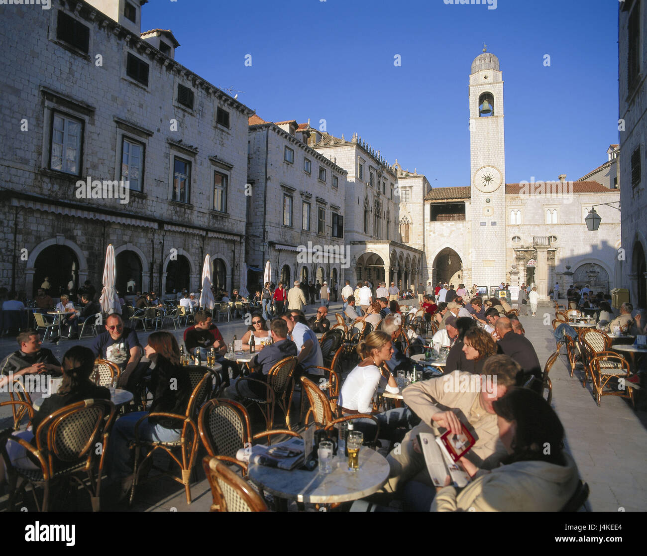 Croatie, Dubrovnik, centre-ville, Luza, street cafe, tourisme, Europe, péninsule, ville, station balnéaire, ville côtière, les maisons, les bâtiments, cafe, possibilités de siège, tables, chaises, réduite, du tourisme, du tourisme, de l'asseoir, animation, soirées Banque D'Images