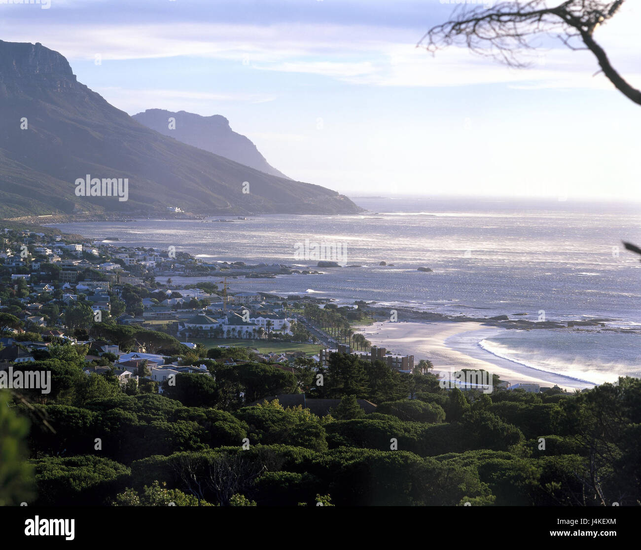 L'Afrique du Sud, Capetown, Camps Bay, paysages côtiers, lumière du soir, la Province du Cap, capitale, Kaapstad, province du Cap ouest, vue sur ville, littoral, maisons, maisons, mer, réflexion de la lumière Banque D'Images
