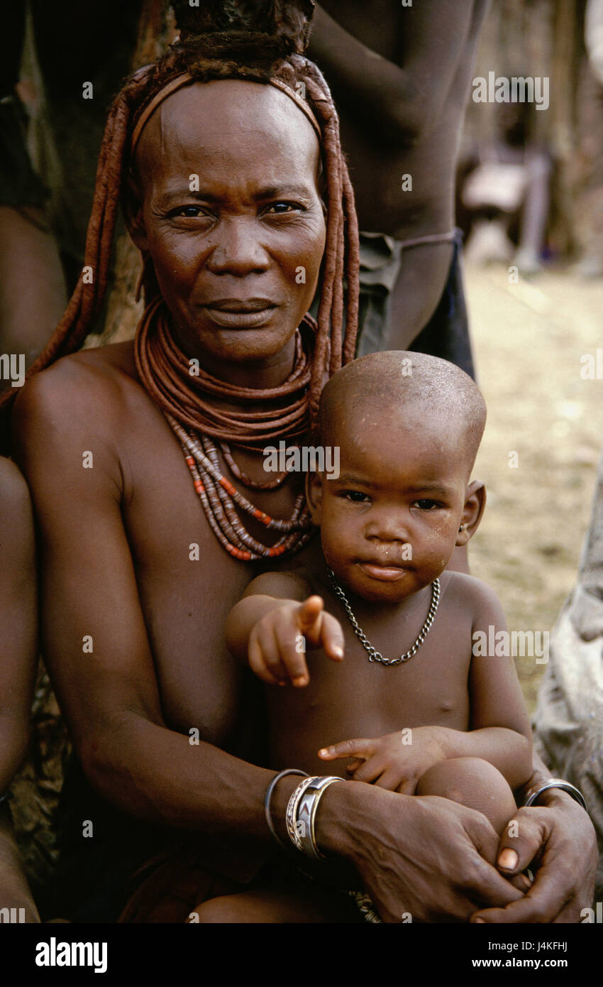 La Namibie, Kaokoveld, souche Himba, femme, s'asseoir, baby, portrait modèle ne libération ! L'Afrique, l'Afrique du Sud-ouest, la moitié nomad, NOMAD, tribu nomade, nomade, Himba, femme Himba, environ 40 ans, bijoux, bijoux fil, tradition, coiffure, tresses, détection de caractère, la couleur de la peau, les non-blancs, tintedly, rougeâtres, des animaux gras crème de grès, de la culture, ethnique, typiquement, Stammesbezogen, icône, affiliation régulière, sourire, partie supérieure du corps librement, la mère, l'enfant, du nourrisson Banque D'Images