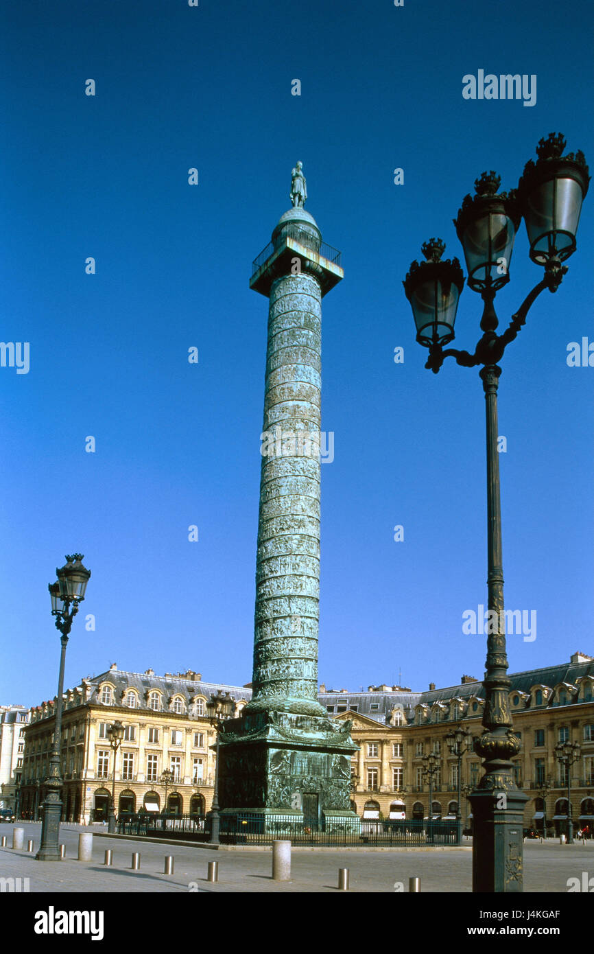 France, Paris, centre-ville, Place Vendôme, pilier de Napoléon l'Europe, Département Ville de Paris, ville, capitale, de la ville, pilier, Napoléon, monument architectural historique, monument, construit en 1698, de style architectural baroque, 44 m de haut, point d'intérêt, lanterne, lampe de rue Banque D'Images
