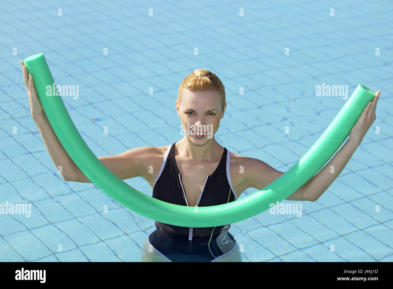 Piscine, femme, natation, aquagym, nouilles détail de 20 à 30 ans, maillot, heureusement, de naturel, de l'équilibre, l'eau, l'Aquagymnastik, la gymnastique, la gymnastique pratique, sportily, sport, activité, mouvement, remise en forme, vitalité, la santé, l'eau sport, sport, sportily, conscient de la santé, conscient du caractère, loisirs, hobby, l'été Banque D'Images