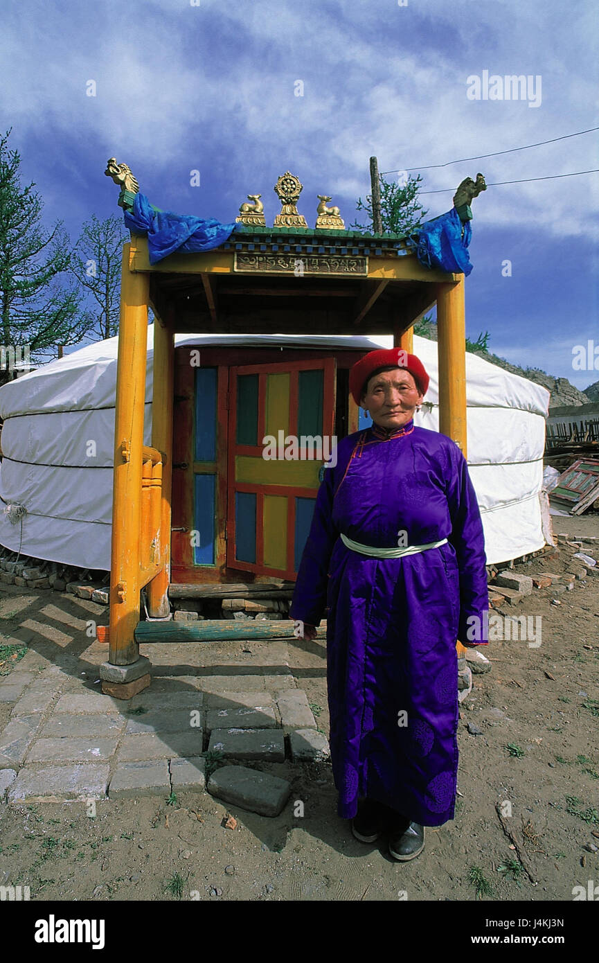 La Mongolie, l'Arkhangai, Jurte nomad, Asie, Asie centrale, femme, premier, résidentiel tente, vêtements, traditionnellement, tradition, traditions, à l'extérieur Banque D'Images