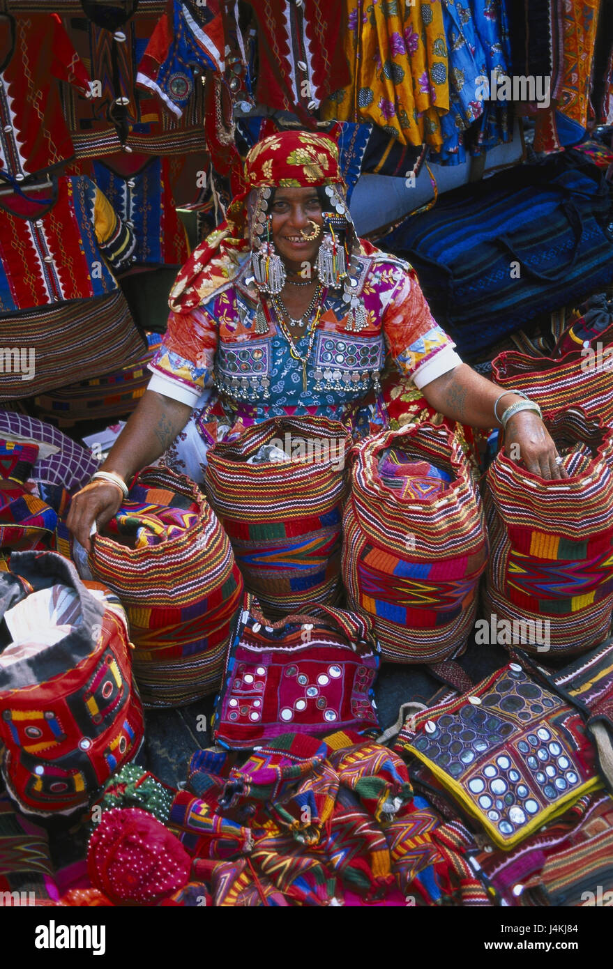 L Inde Goa Anjuna marche femme ventes les textiles l artisanat d Asie l Asie du Sud etat federal Affaires indiennes vetements traditionnellement costume national la tradition l anneau nasal tatouage v...
