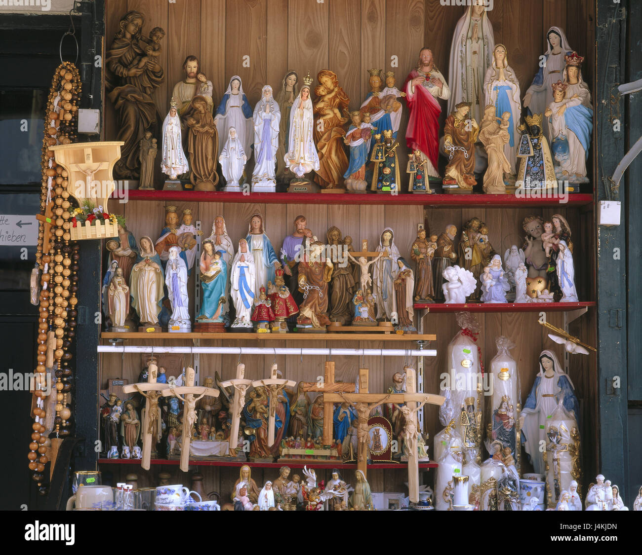 L'Allemagne, la Haute-Bavière, Altötting, affaires, vente de souvenirs, les figures d'un saint Europe, Bavaria, lieu de pèlerinage, morceau en bois entreprise, d'entreprise, figurines nativité, Madonna, chiffres, des crucifix, croix, objets de dévotion skyers, vente, commerce, économie, commerce de détail Banque D'Images