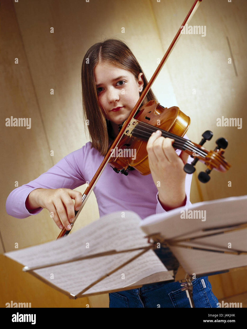 Les filles, le violon, le support musical à l'intérieur, de l'enfant, violoniste, instrument de musique, violon, instrument à cordes, instrument à cordes, faire de la musique, de la musique, près de Banque D'Images