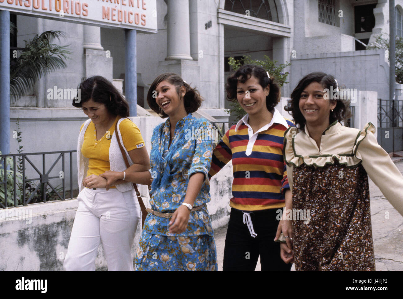 Les femmes, les jeunes, rire, rendez-vous, groupe photo modèle ne libération ! L'Amérique du Sud, Brésil, República Federativa e Brasil, Brésiliens, quatre, les jeunes, les loisirs, le plaisir, la gaieté, groupe, clique, amis Banque D'Images