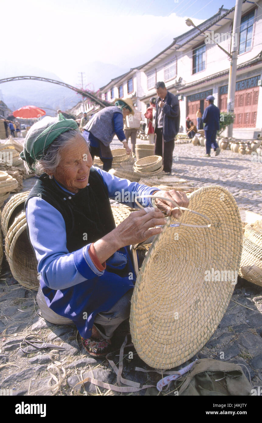 Chine, Province du Yunnan, Dali, marché, senior, panier, twist, le modèle ne libération ! L'Asie, l'Asie orientale, Zhonghua Renmin Gongheguo, République populaire, historiquement, ville, centre-ville, le marché, la vente, l'osier, travailleur femme, Asiatique, vieille, l'artisanat, le travail manuel, Korbflechtarbeiten, production, des paniers en bambou Banque D'Images