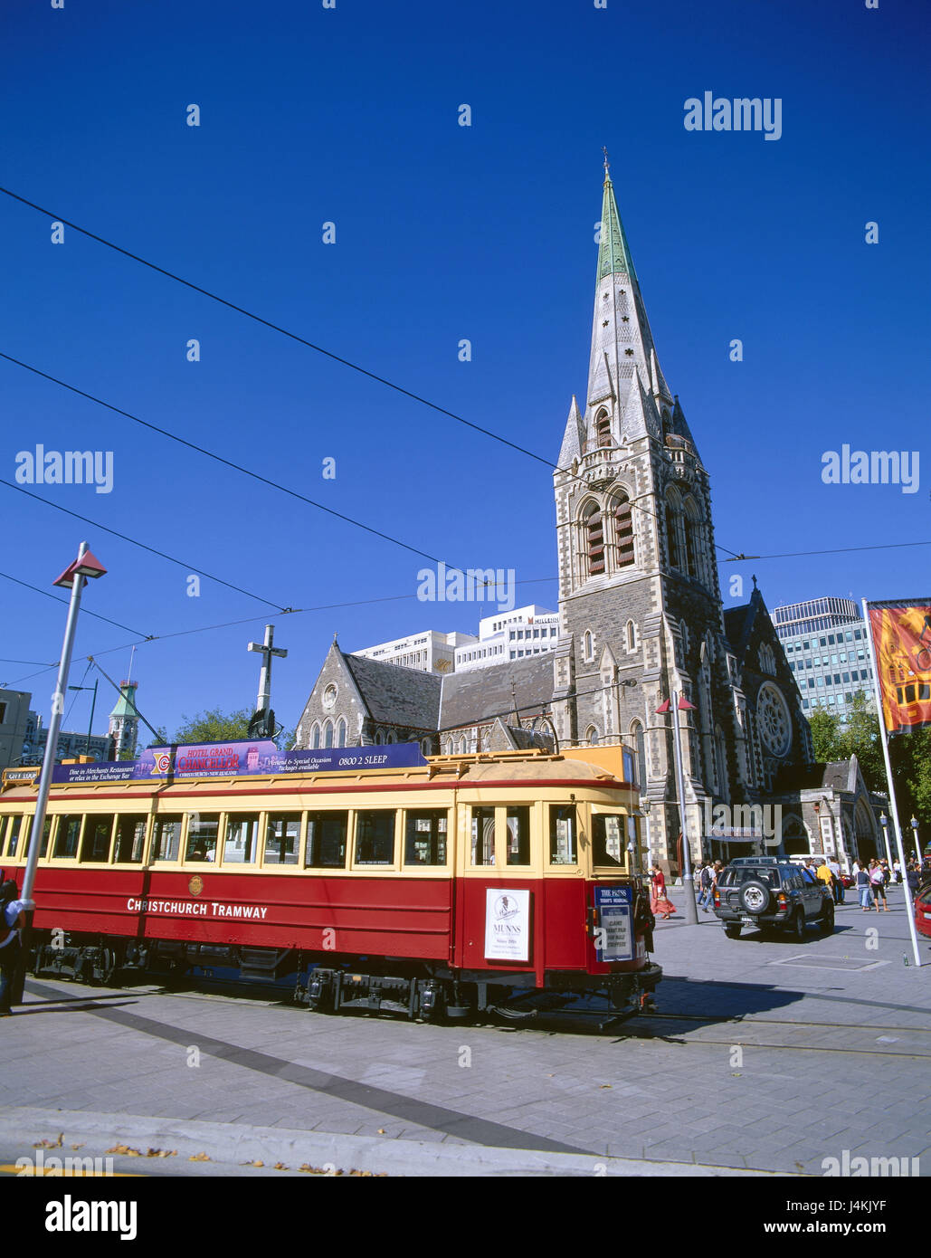 Nouvelle Zélande, île du sud, Christchurch, la cathédrale, le tramway, l'île de la Nouvelle-Zélande, de la place de la cathédrale, l'église, l'église, de la construction, de l'architecture sacrée, point d'intérêt, scène de rue, moyens de transport, des transports publics, de la promotion, de la trajectoire, les transports ferroviaires, automobiles, véhicules, paysage urbain Banque D'Images