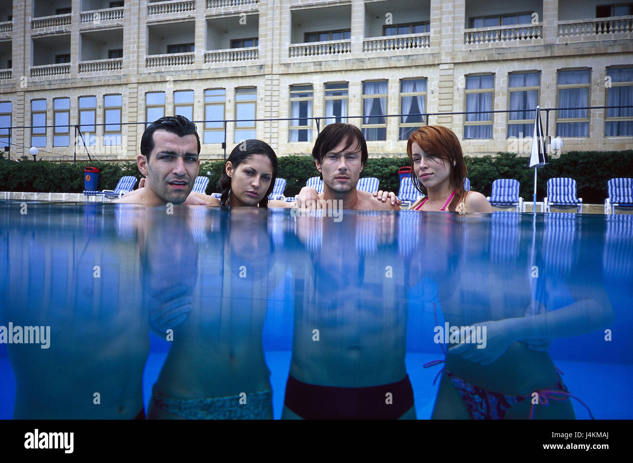 Piscine, clique, sérieusement, d'une baignoire, portrait, photo de groupe , groupe, amis, quatre, des couples, jeunes, ensemble, les vacances, les loisirs, l'été, à l'extérieur, d'optimisation, de l'eau, négativement, stand, d'une piscine, d'arrière-plan, l'hôtel, bâtiment de l'hôtel Banque D'Images