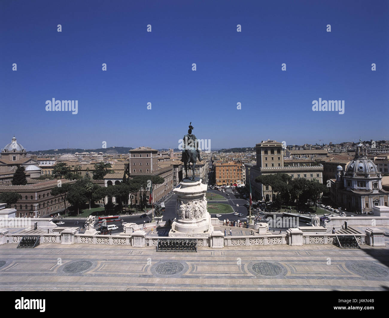 Italie, Rome, Piazza Venezia, Victor Emanuel monument, vue ville, capitale, ville, ville cosmopolite, ville éternelle, point d'intérêt, Victor Emanuel II, parc, Parc, monument, statue équestre, vue sur la ville, Banque D'Images