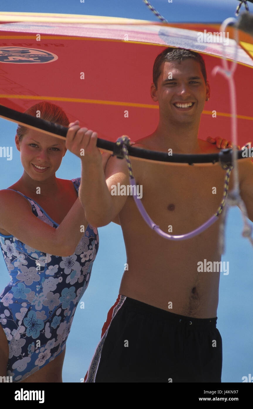 Plage, mer, couple, heureusement, voile, faire du surf de sable, été, vacances, loisirs, art de vivre, hobby, surfez sur internet, la planche à voile, voile, gaieté, heureusement, fun, ensemble, les jeunes, tombe amoureux, d'optimisation, de façon positive, les hautes exigences (3 étoiles) Banque D'Images