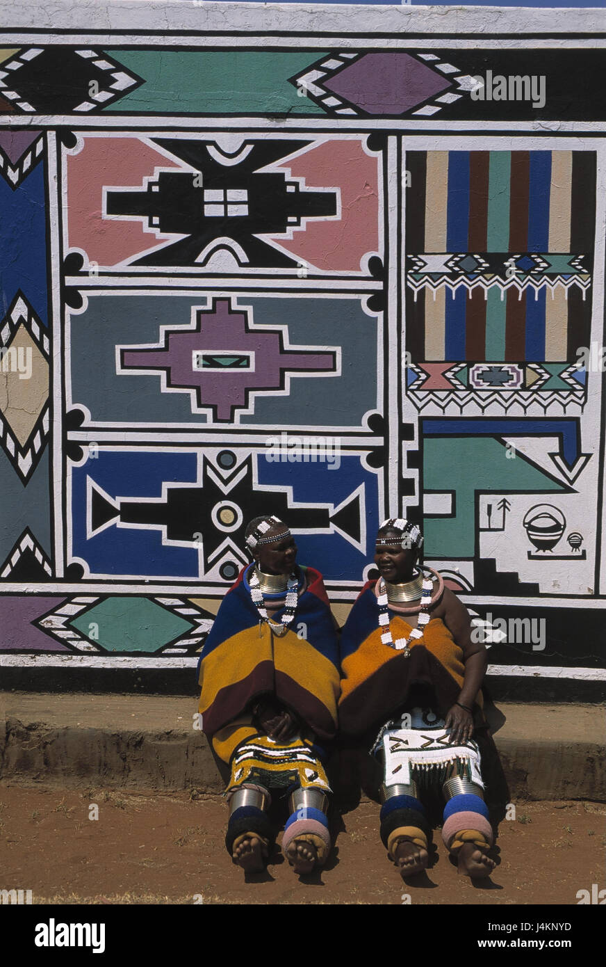 L'Afrique du Sud, village Ndebele, mur de défense, les femmes, les non-blancs, s'asseoir le modèle ne libération RSA, Afrique, Afrique du Sud, Transvaal-Ndebele, bantou, souche Ndebele, Africains, vêtements, bijoux, traditionnellement, la culture, l'art, peinture, peinture, couleurs vives, folklore, genre Banque D'Images