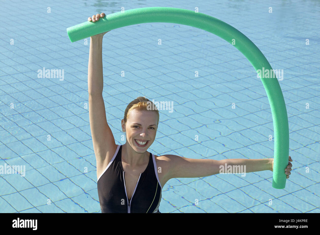 Piscine, femme, natation et nouilles, gym dans l'eau de 20 à 30 ans, maillot, heureusement, de naturel, de l'équilibre, l'eau, l'Aquagymnastik, la gymnastique, la gymnastique pratique, sportily, sport, activité, mouvement, remise en forme, vitalité, la santé, l'eau sport, sport, sportily, conscient de la santé, conscient du caractère, loisirs, hobby, l'été Banque D'Images