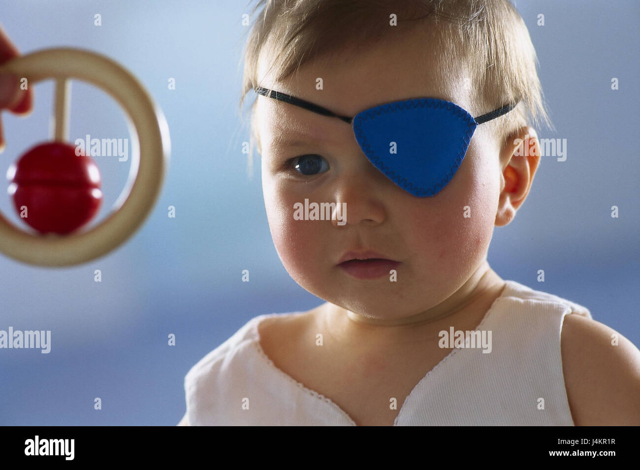 Bébé, pansement oculaire, test visuel, portrait enfant, nourrisson, yeux,  test, test oculaire, strabisme, erreur test visuel, amétropie, examen  oculaire, à l'intérieur Photo Stock - Alamy