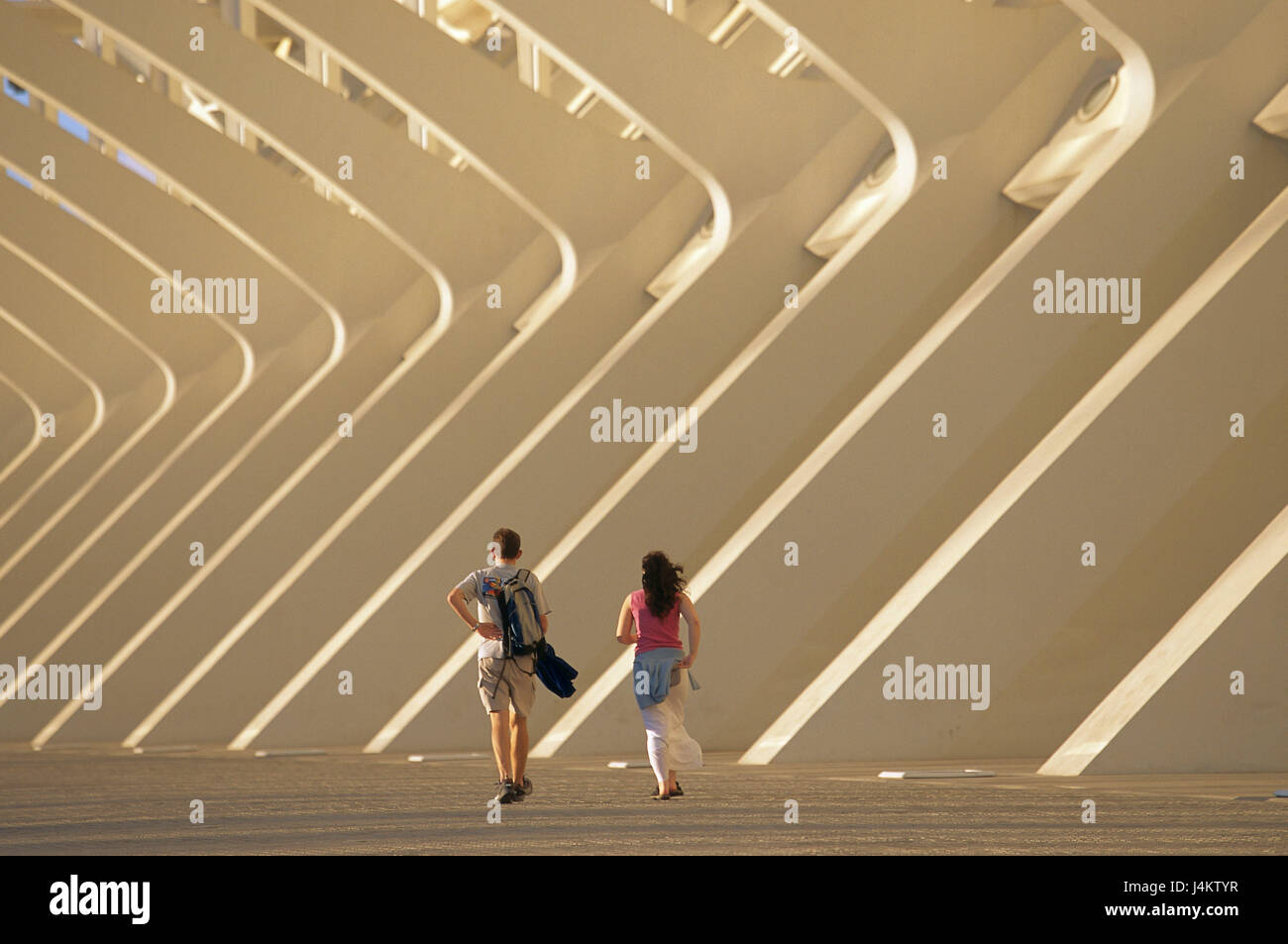 L'espagne, Valence, Ciudad de Artes y Ciencias Lire Lire Lire, Museo de Ciencias Príncipe Felipe de '', détail, couple, le modèle ne libération Europe, Valäncia, Valence Ville, Rivière Rio Turia, parc culturel, 'ville des arts et des sciences, l'architecture, la structure, l'hôtel moderne et avant-gardiste, la technologie, le musée des sciences, musée, musée, façade, accolades, s'efforçant, renfort poutre, point d'intérêt, architecte Santiago Calatrava, visiteur, vue de dos, à l'extérieur Banque D'Images