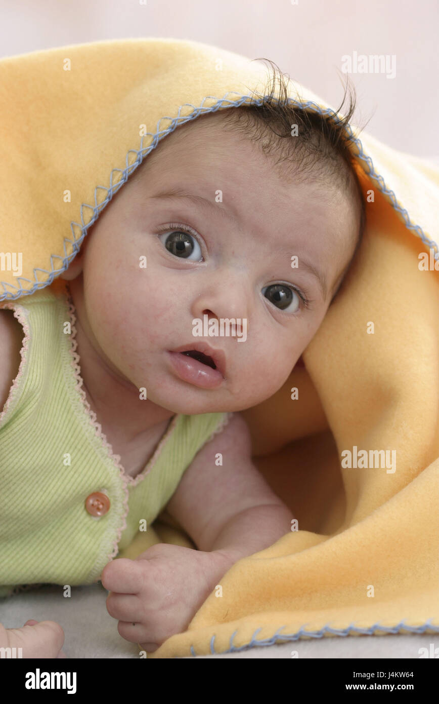 Bebe Mensonge Caps Portrait Voir L Appareil Photo S Etonnent Petit Enfant 4 Mois Enfant Aux Cheveux Bruns La Couleur Des Yeux Marron Position Abdominale Chef Soulever Soigneusement Dans L Etonnement L Interet Enveloppe Parfaitement Les
