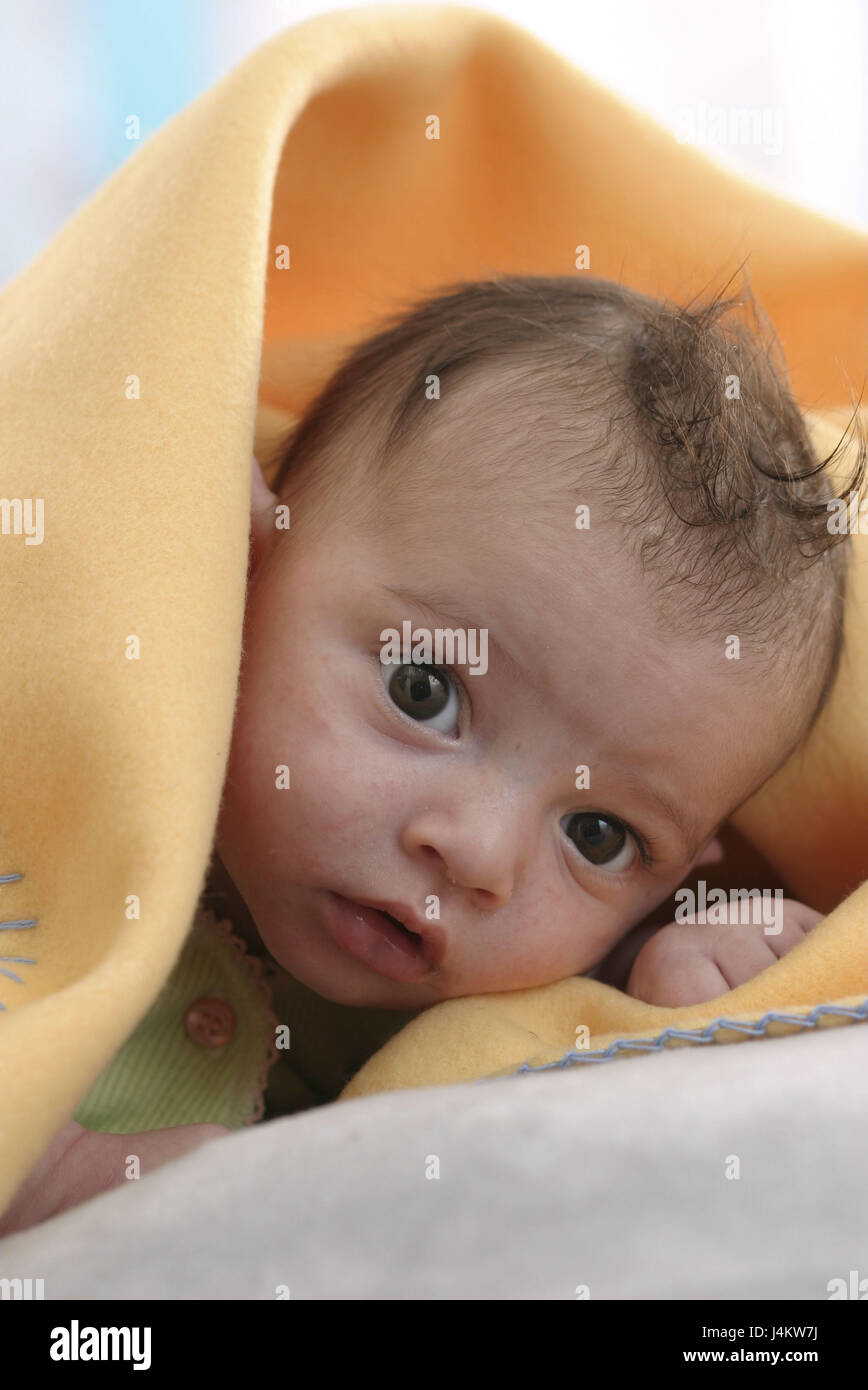 Bebe Mensonge Caps Portrait Sont Etonnes Ascenseur Camera Vue Enfant Petit 3 Mois Enfant Aux Cheveux Bruns La Couleur Des Yeux Marron Position Abdominale Chef Avec Soin L Interet Enveloppe Couverts Confortablement A